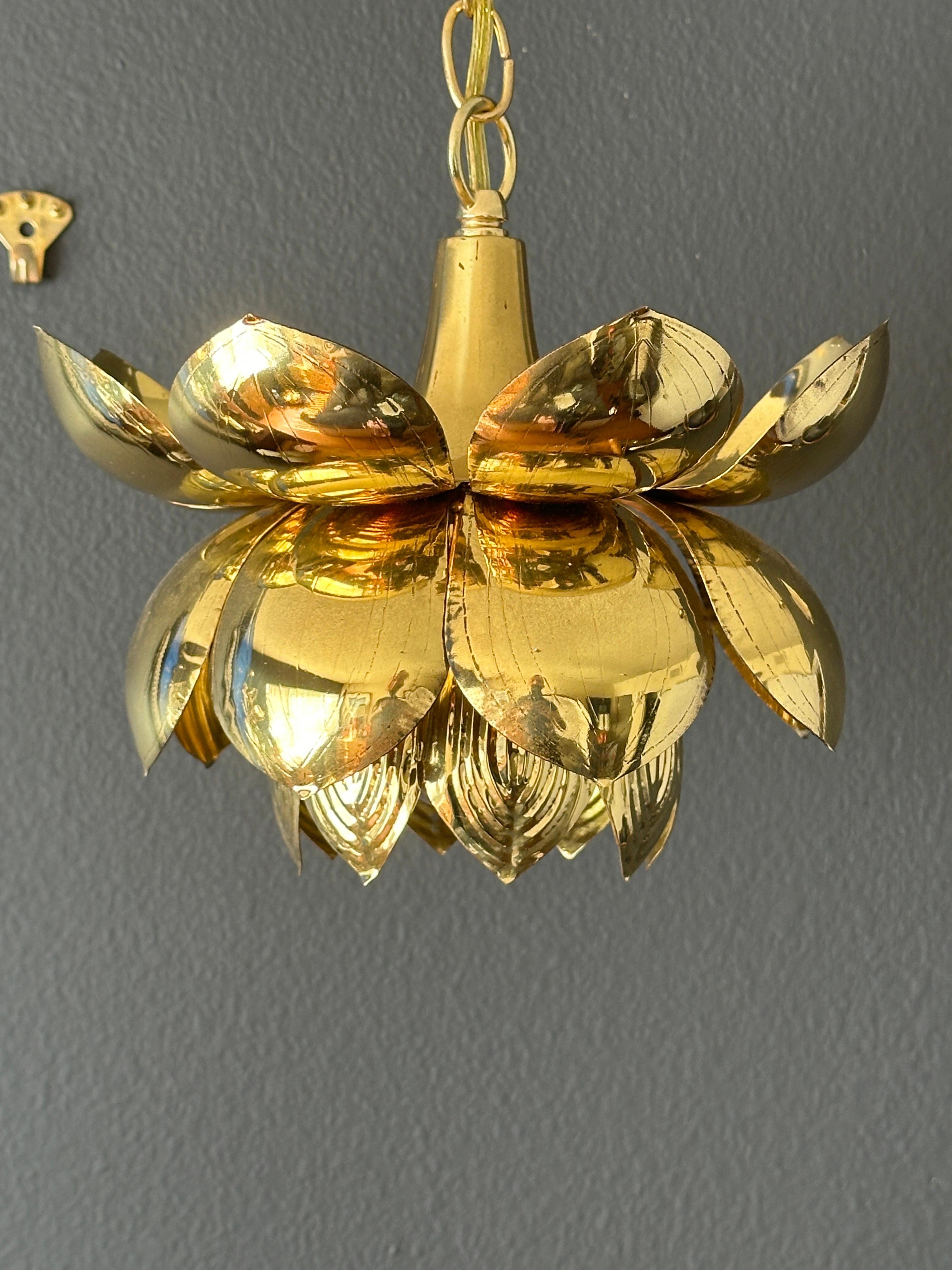 Lucidato Piccola lampada a forma di loto in ottone in vendita