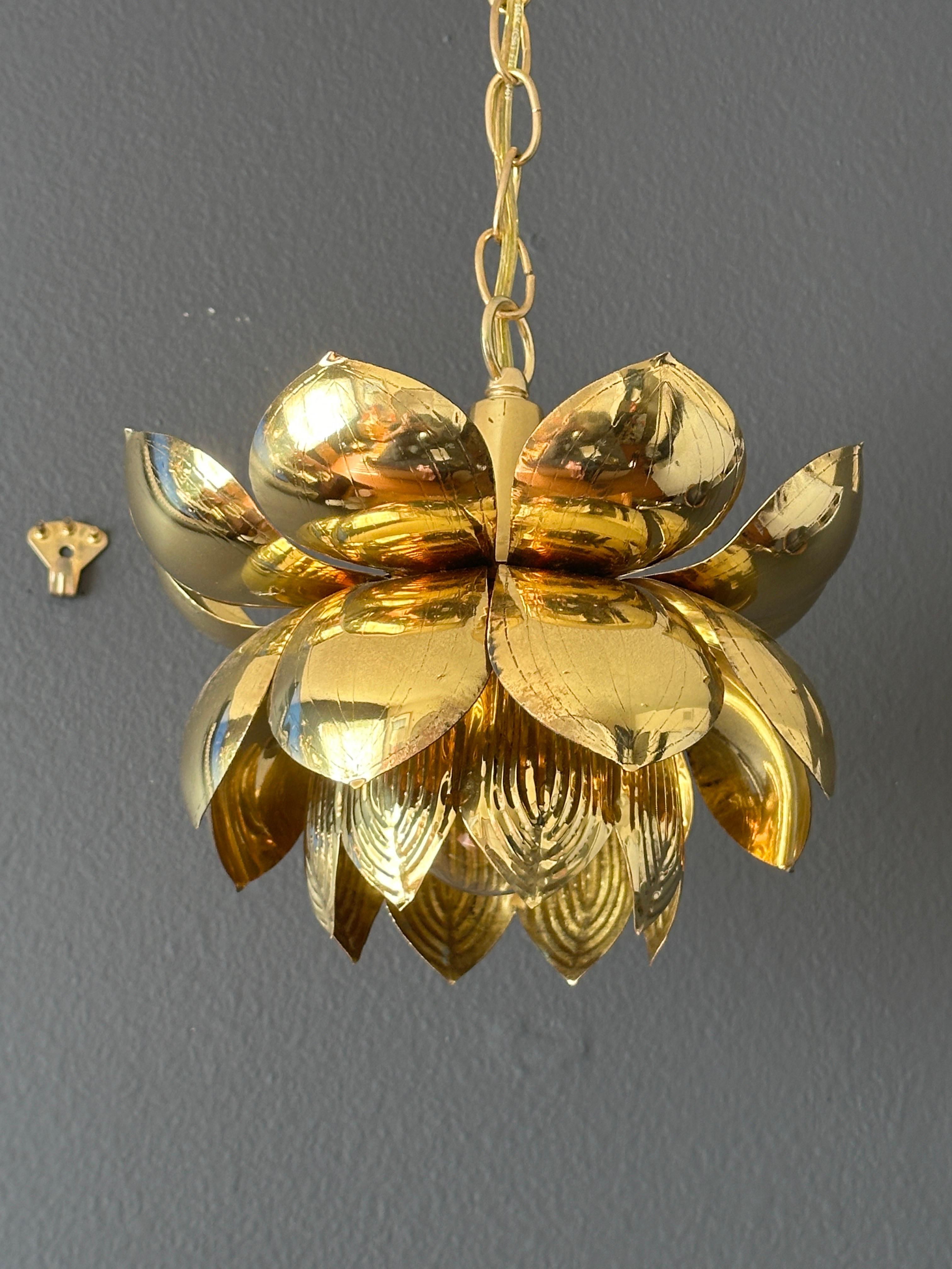 Piccola lampada a forma di loto in ottone In condizioni buone in vendita a North Hollywood, CA
