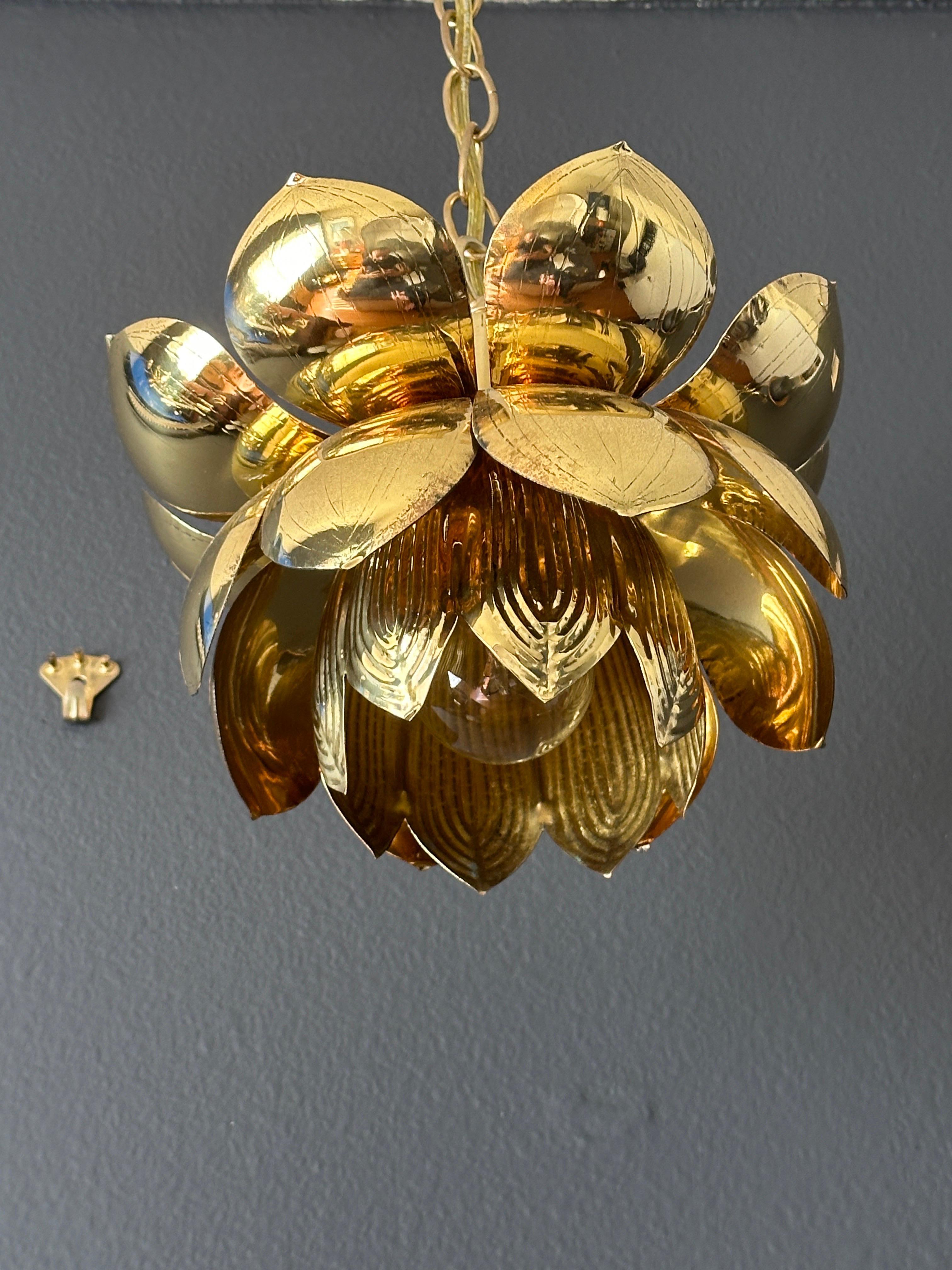 Fine XX secolo Piccola lampada a forma di loto in ottone in vendita