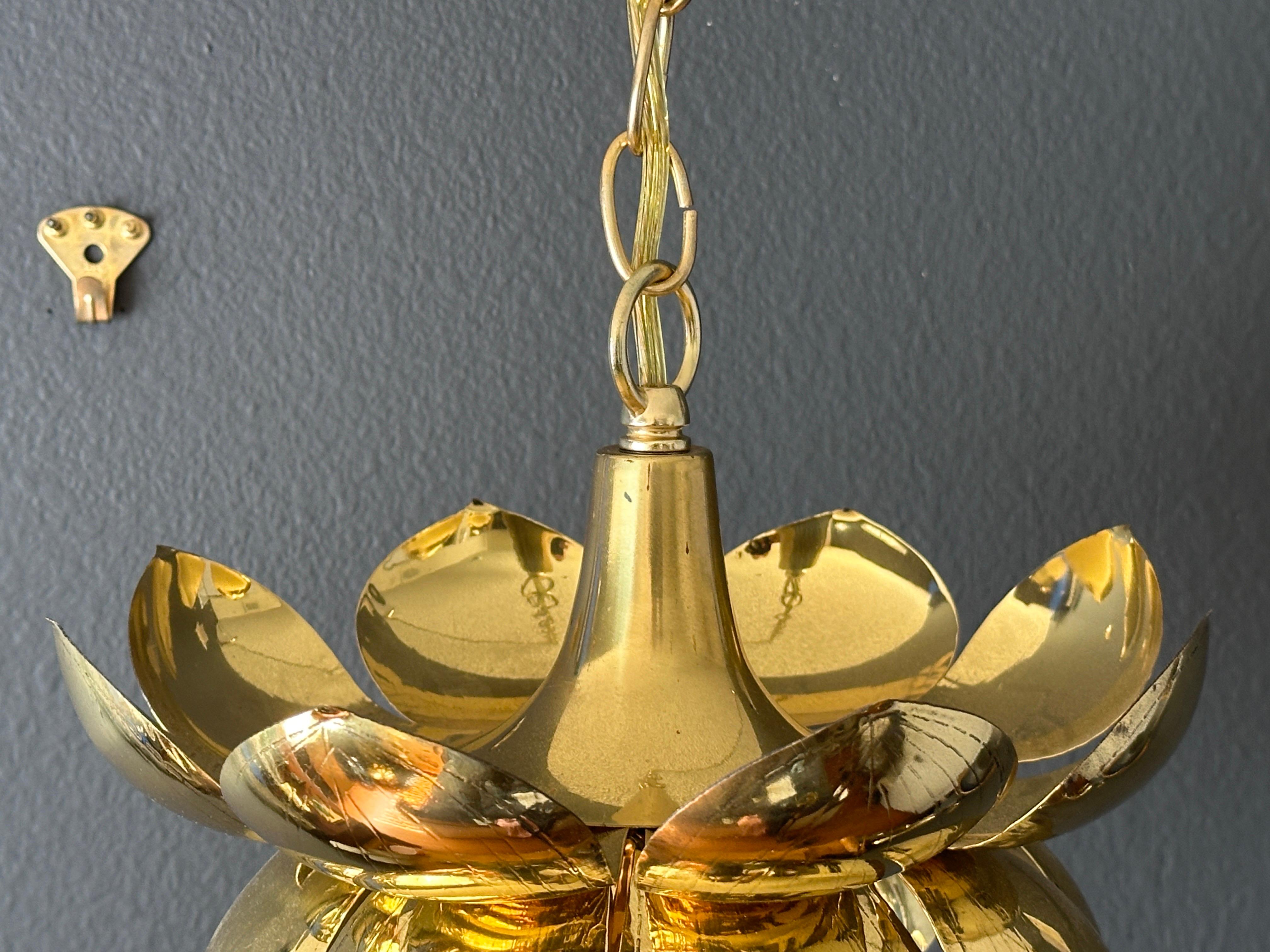 Ottone Piccola lampada a forma di loto in ottone in vendita