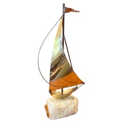 Piccola scultura di veliero in ottone e quarzo di Demott