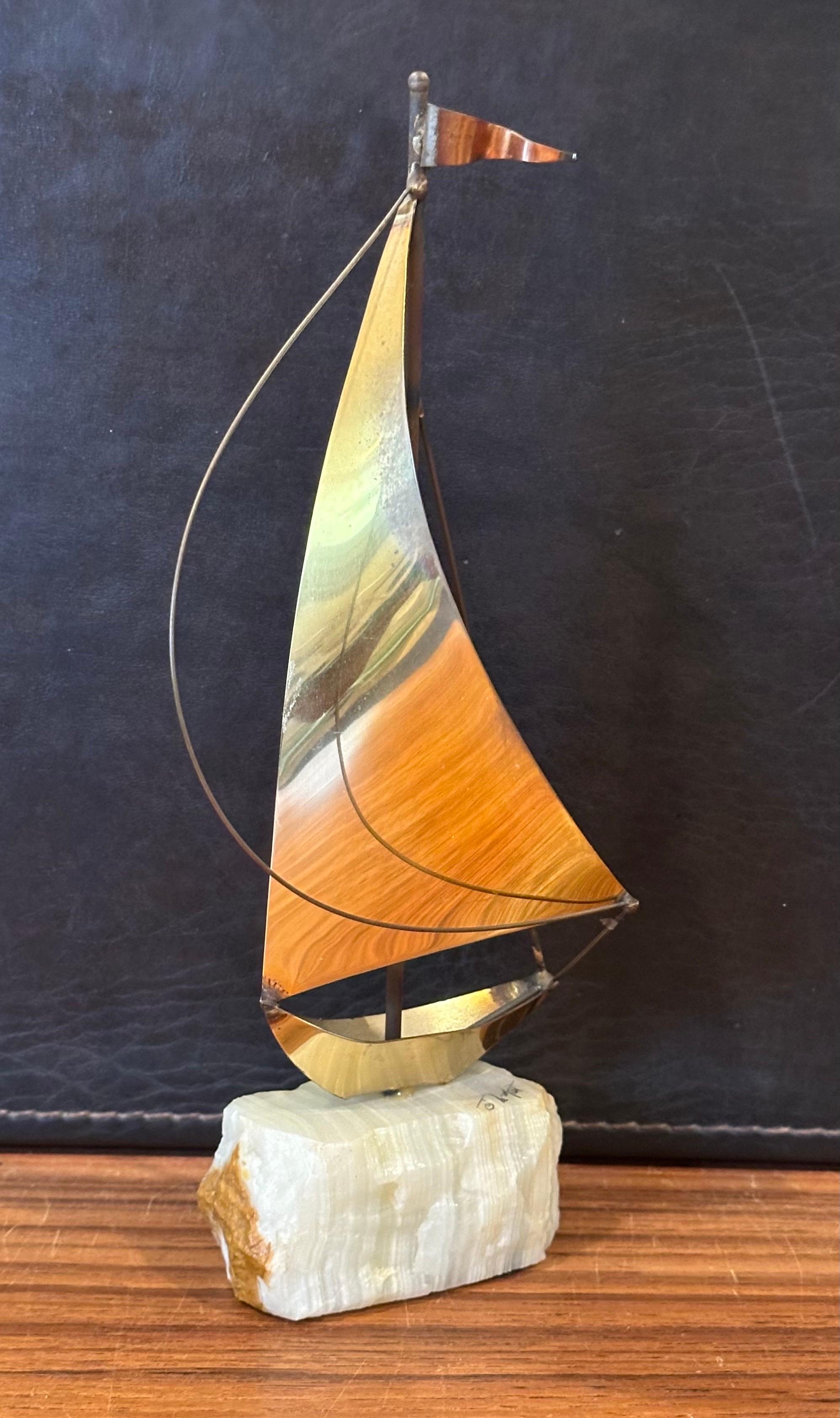 Mid-Century moderno Piccola scultura di veliero in ottone e quarzo di Demott in vendita