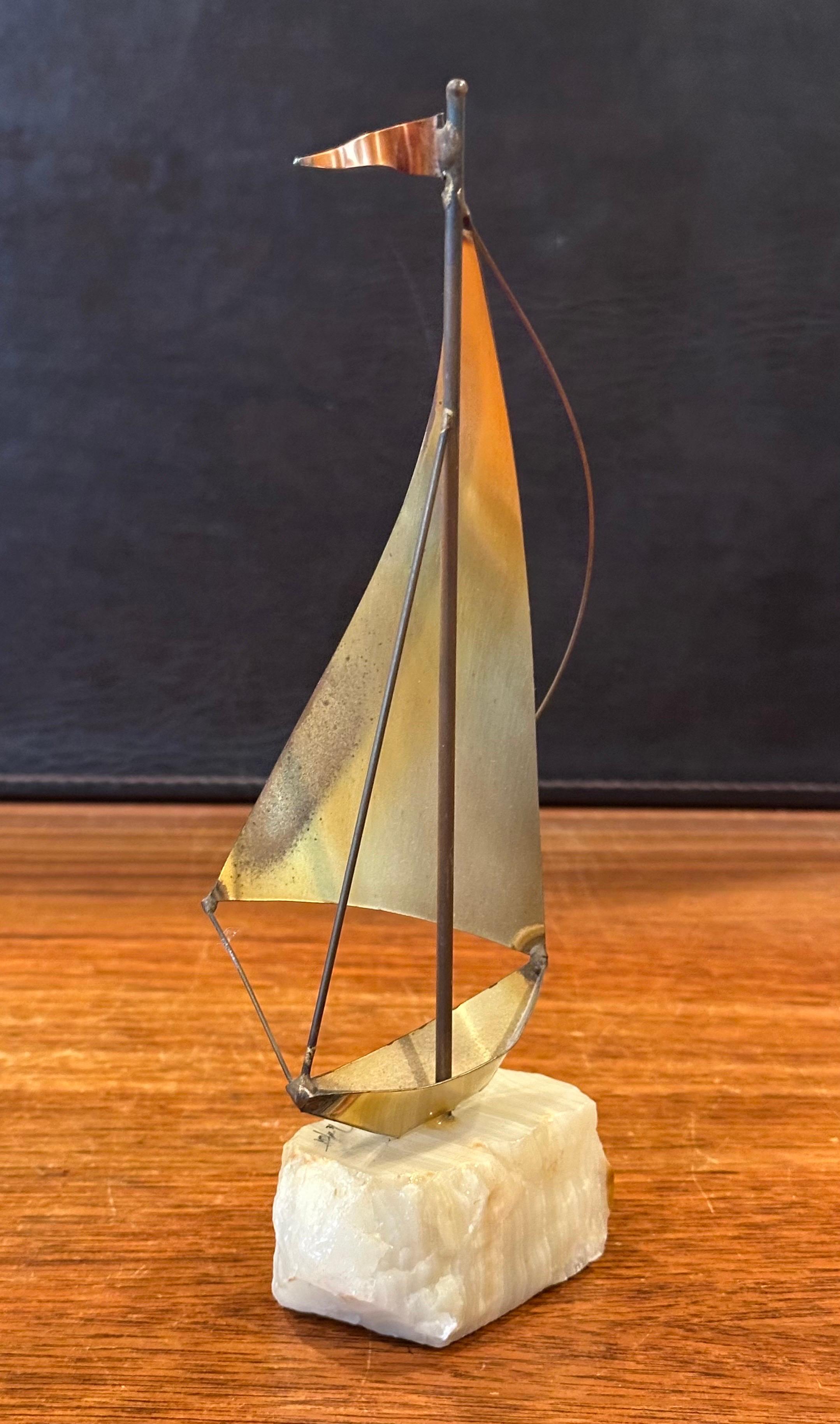 Americano Piccola scultura di veliero in ottone e quarzo di Demott in vendita