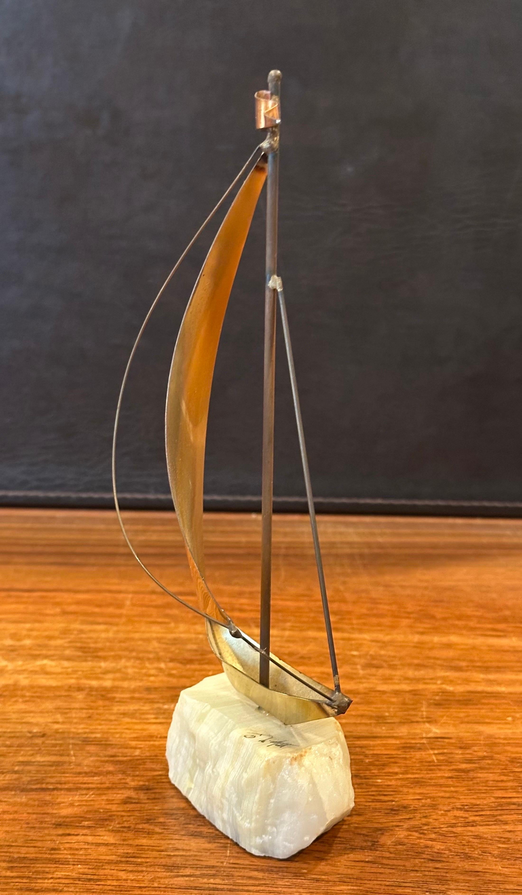 Piccola scultura di veliero in ottone e quarzo di Demott in vendita 1