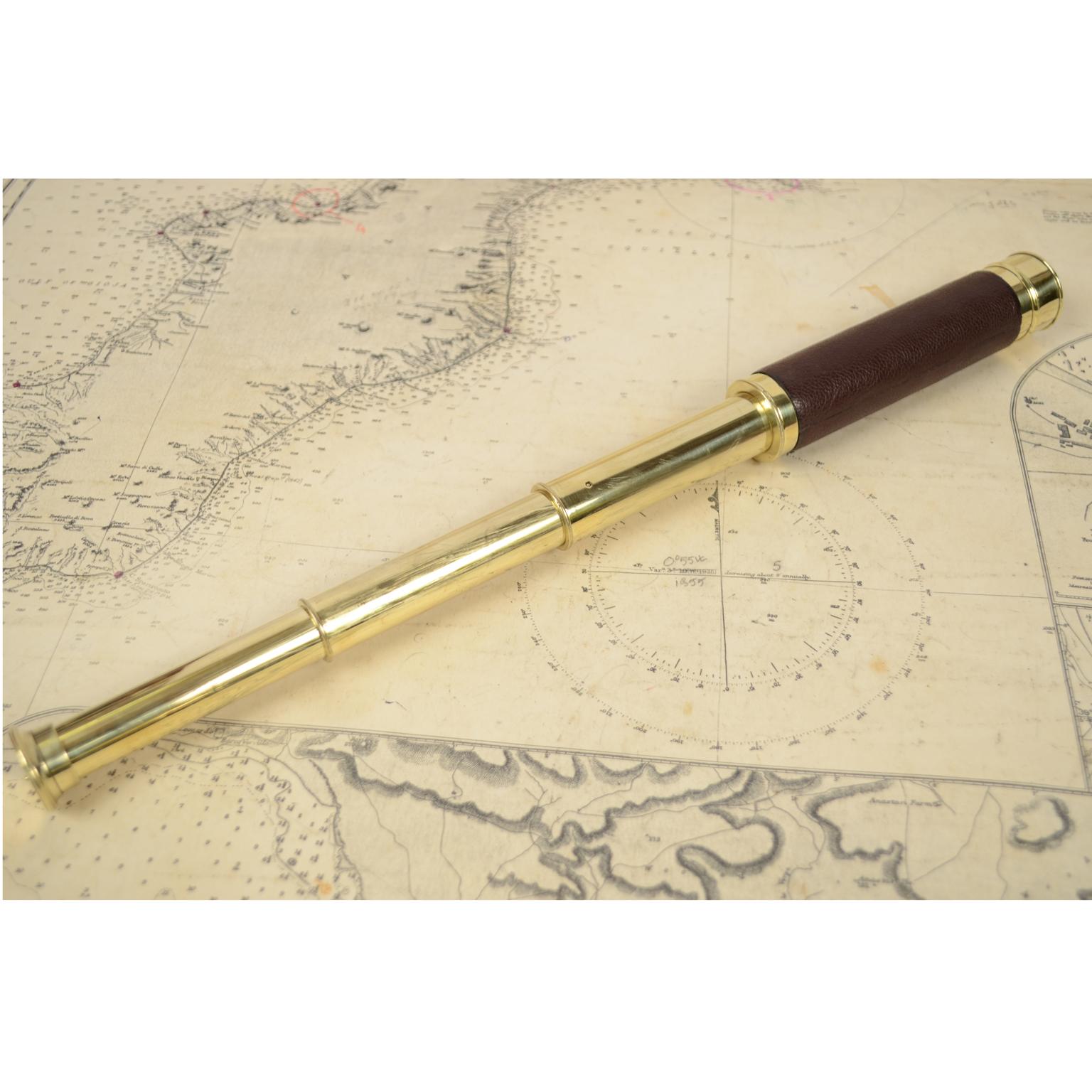 Small brass telescope with leather-covered handle, focusing with three extensions. Complete with sunshade cap and dust cover. End of 1800s. Maximum length 38.5 cm - 15.15 inches, minimum 15 cm - 5.9 inches, focal diameter 2.8 cm - 1.1 inches.