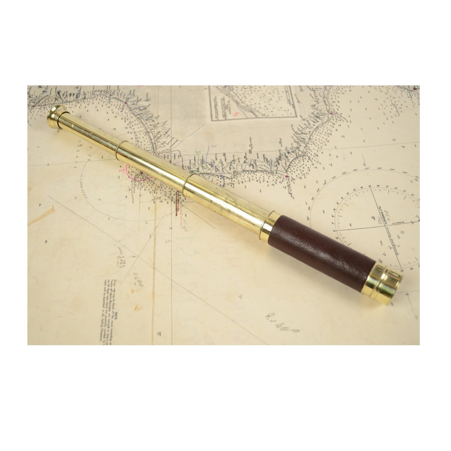 Small brass telescope with leather-covered handle, focusing with three extensions. Maximum length 34.5 cm, minimum 12 cm, focal diameter 2.5 cm. With wooden and brass base.
Shipping insured by Lloyd's London; it is available our free gift box (look