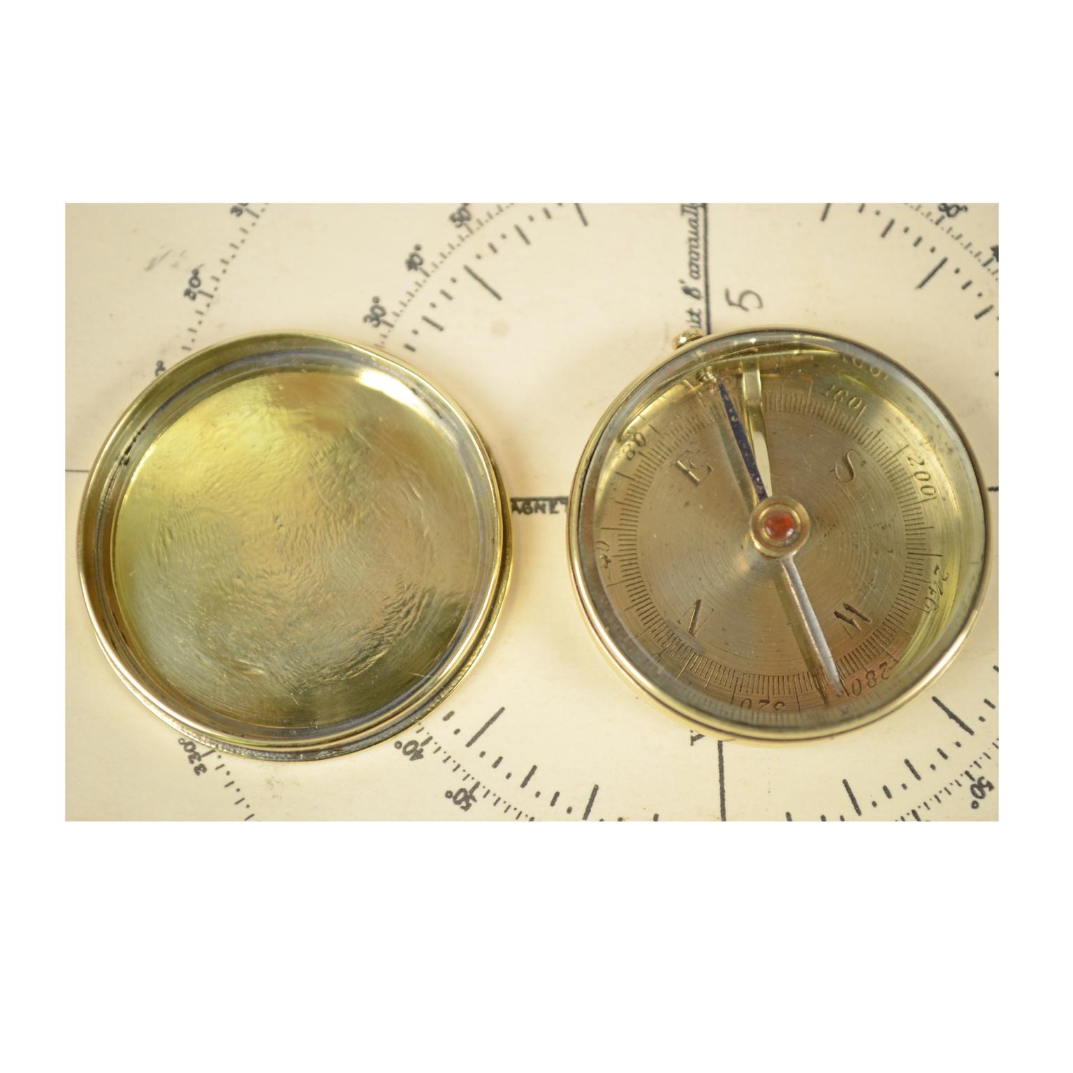Small brass travel compass with lid, compass card with four winds and goniometric circle of engraved and chromed brass, complete with needle block to calculate the horizontal angles. French manufacture of the early 1900s, for the English market (on