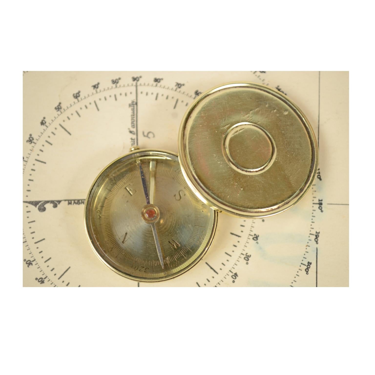 Small Brass Travel Compass with Lid of the Early 1900s In Good Condition In Milan, IT