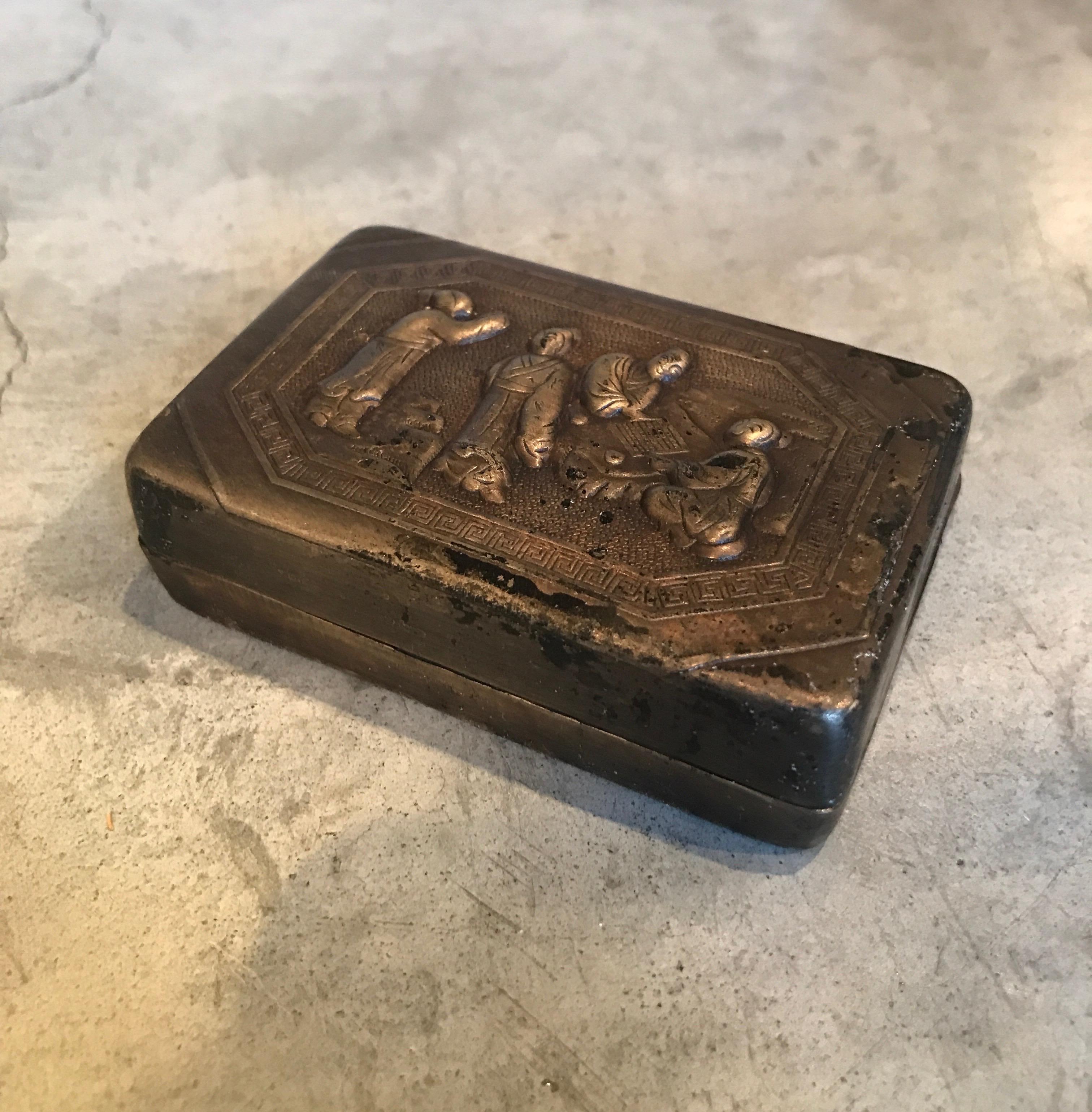 Small Bronze Antique Chinese Repousse Ink Box In Good Condition For Sale In New York, NY