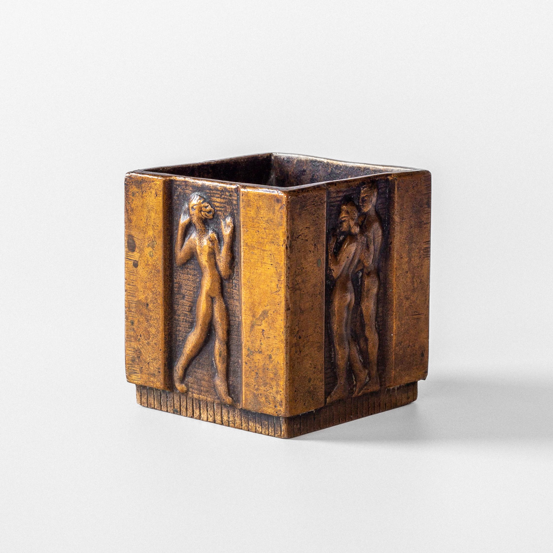 Questo piccolo vaso quadrato in bronzo, originariamente destinato a un portasigarette, è stato disegnato dal famoso argentiere Jacob Ängman per l'azienda svedese GAB (Guldsmedsaktiebolaget) negli anni Trenta. Realizzato in bronzo patinato, questo