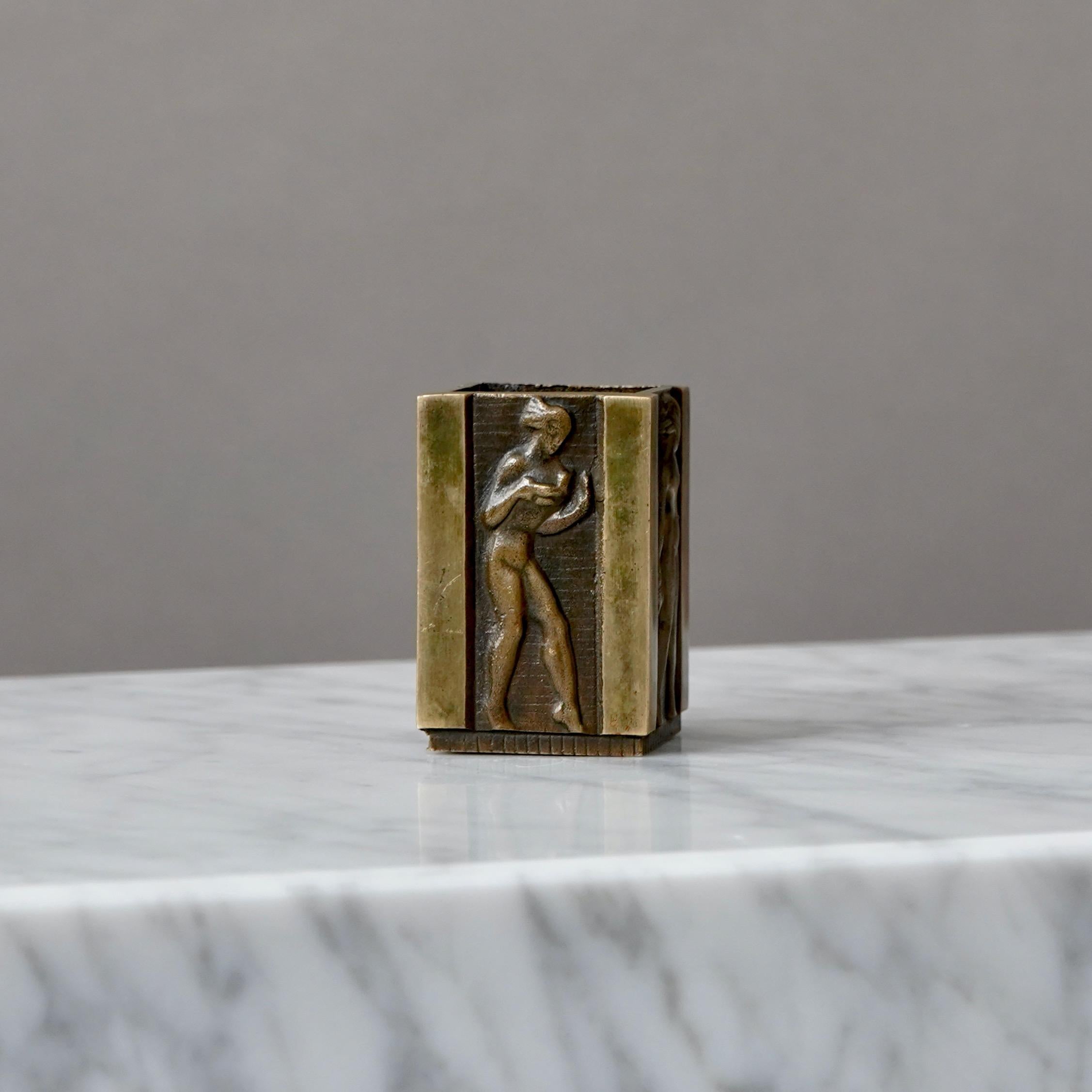 Un bellissimo piccolo vaso o portapenne in bronzo con un'incredibile patina. 
Realizzata da GAB Guldsmedsaktiebolaget, Svezia, anni '30.  

Buone condizioni, alcuni leggeri graffi e usura della patina.
