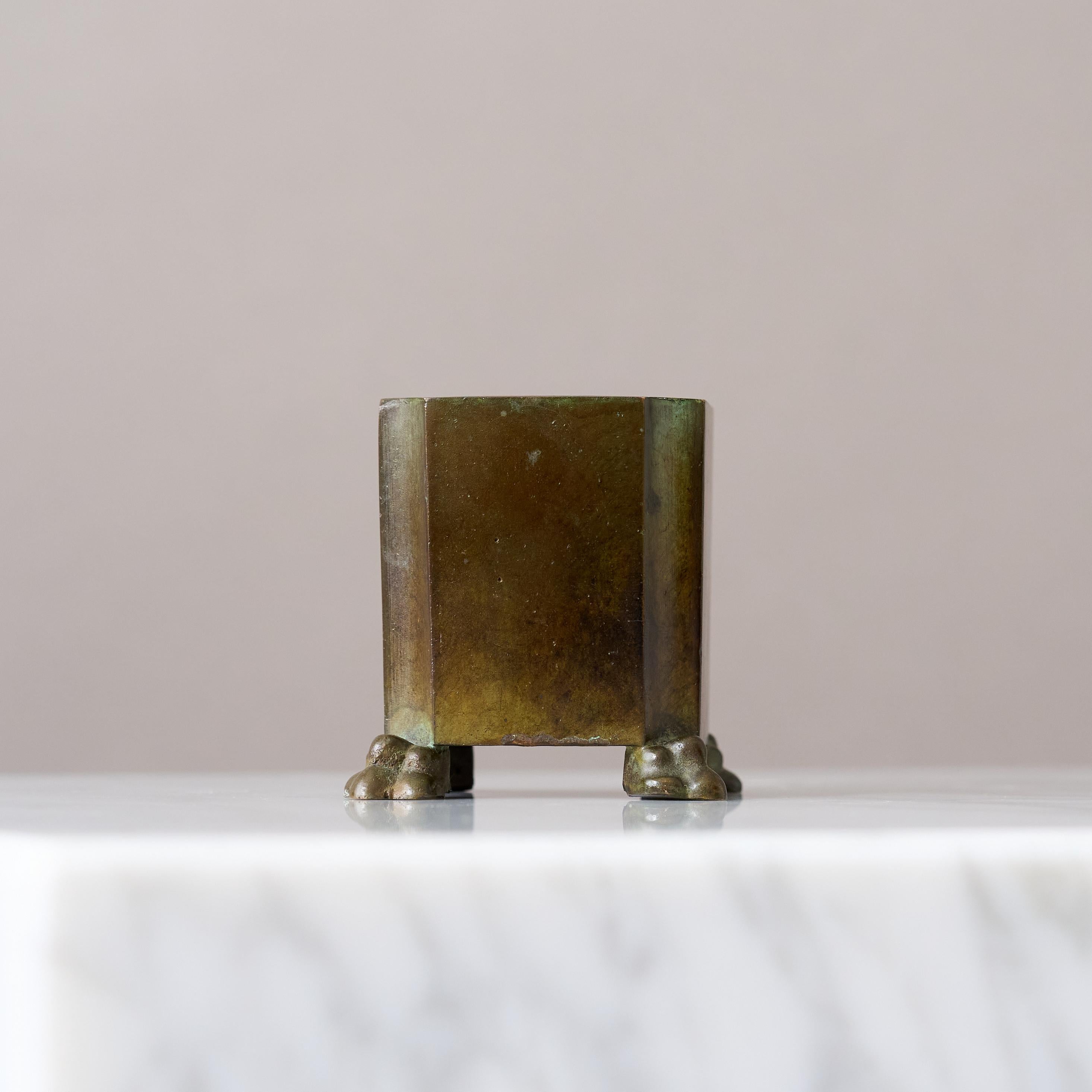 Un magnifique petit vase ou porte-plume en bronze avec une patine étonnante. 
Fabriqué par GAB Guldsmedsaktiebolaget, Suède, années 1930.  

Bon état, quelques légères rayures et usures de patine.

Guldsmedsaktiebolaget (GAB) a été fondé à Stockholm