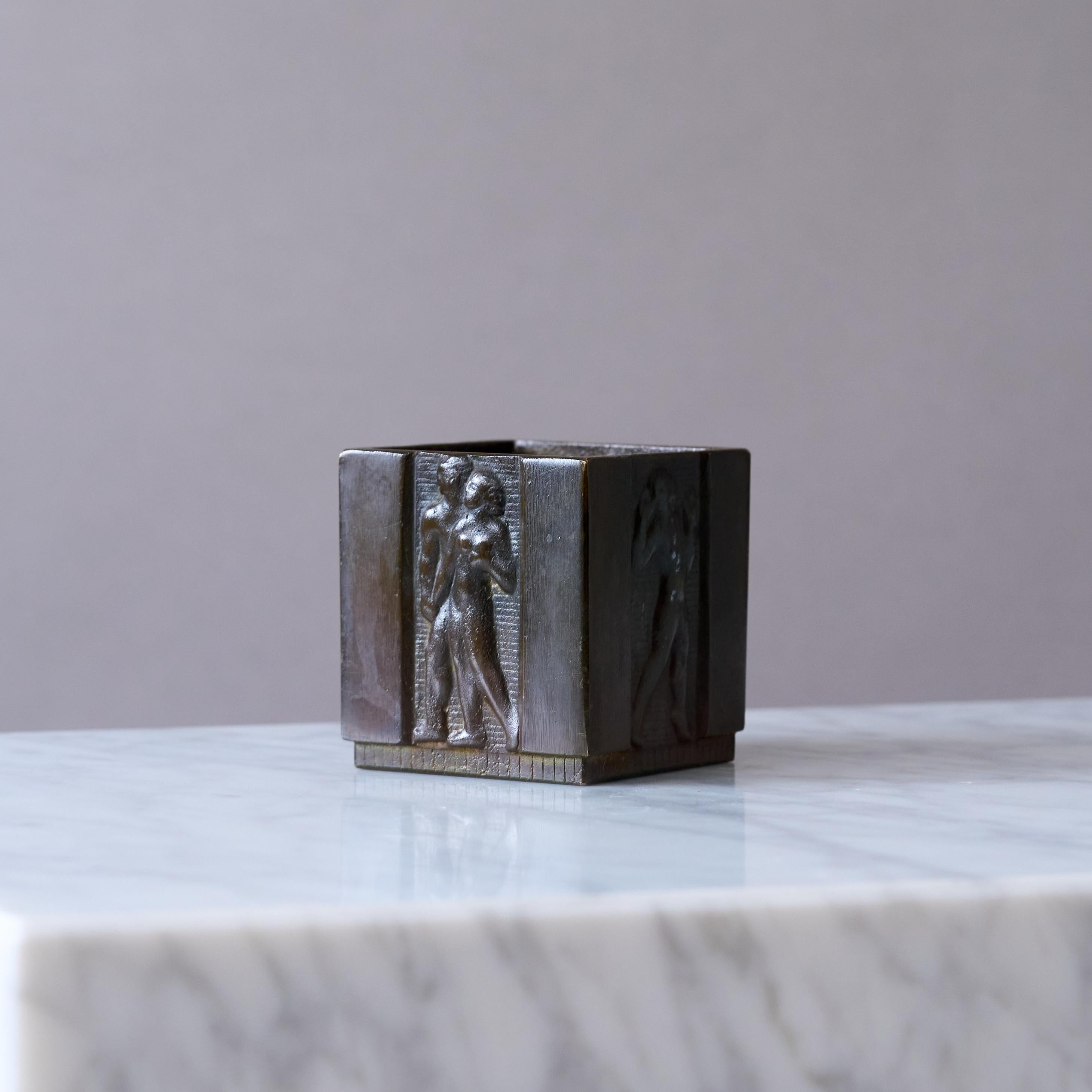 Un bellissimo piccolo vaso o portapenne in bronzo con un'incredibile patina. 
Realizzata da GAB Guldsmedsaktiebolaget, Svezia, anni '30.  

Buone condizioni, solo alcuni leggeri graffi e usura della patina.

Il GAB (Guldsmedsaktiebolaget) fu fondato