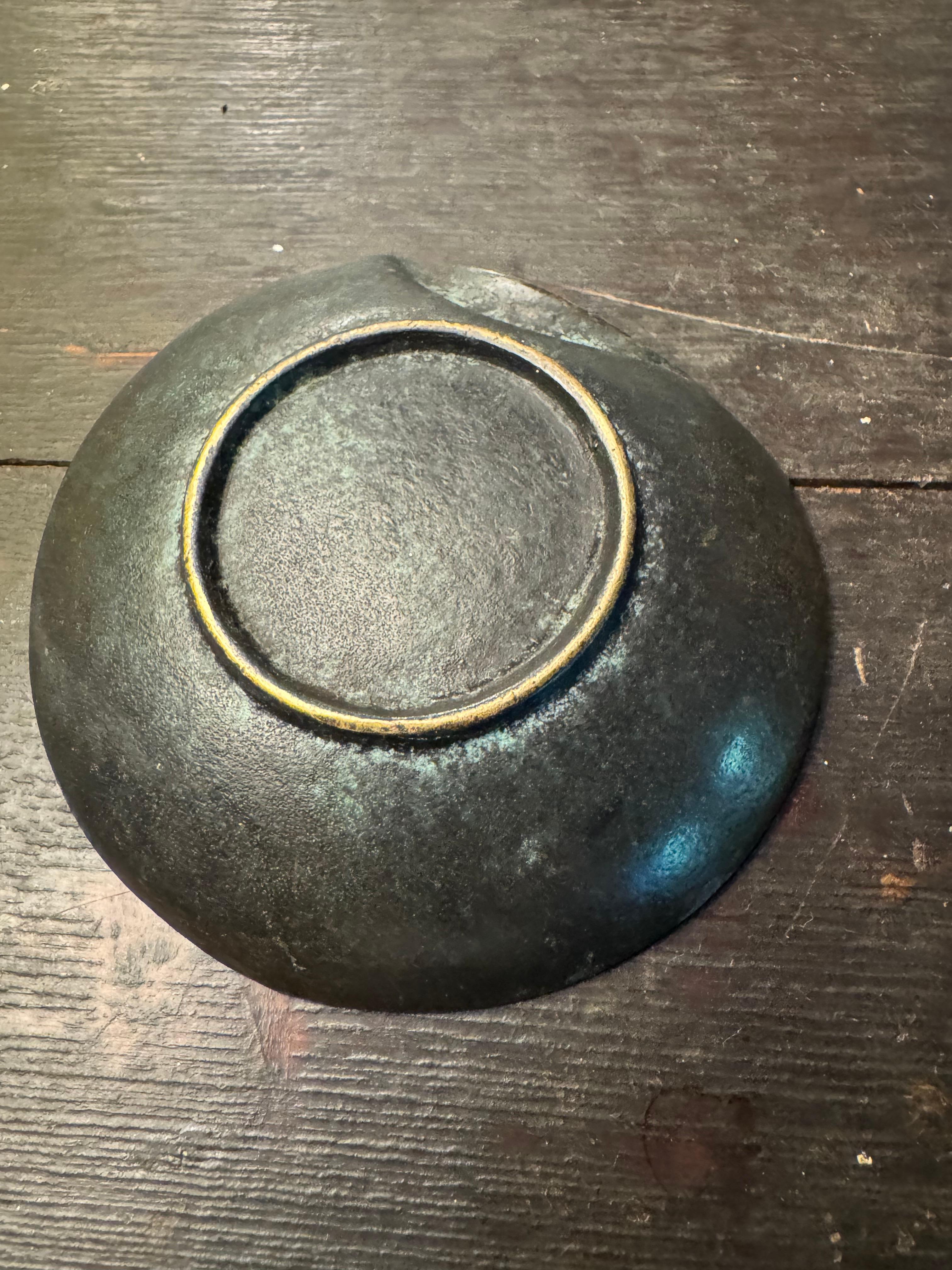 Pequeño cenicero de bronce vide poche atribuido a Walter Bosse Moderno de mediados de siglo en venta