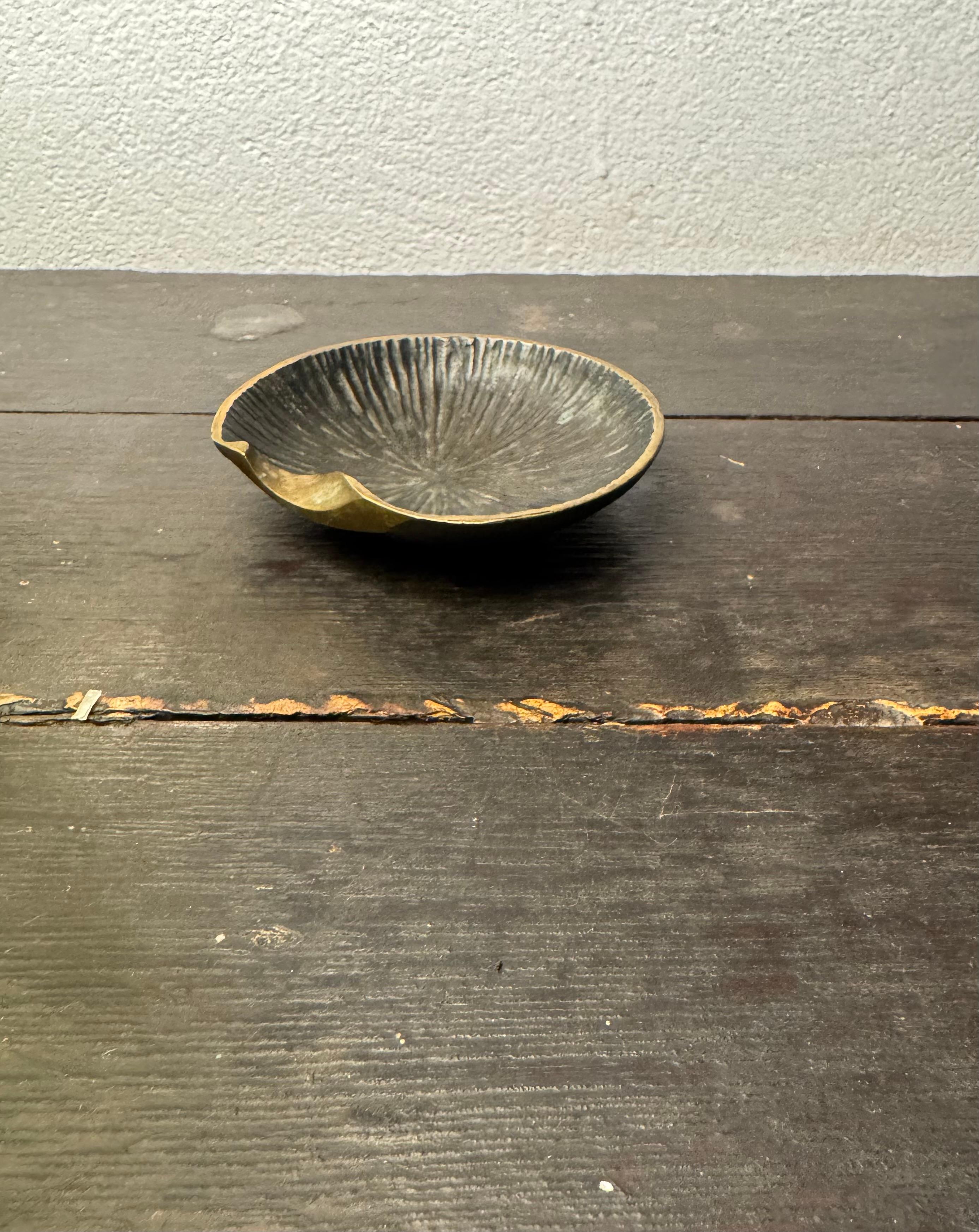 Pequeño cenicero de bronce vide poche atribuido a Walter Bosse Austríaco en venta