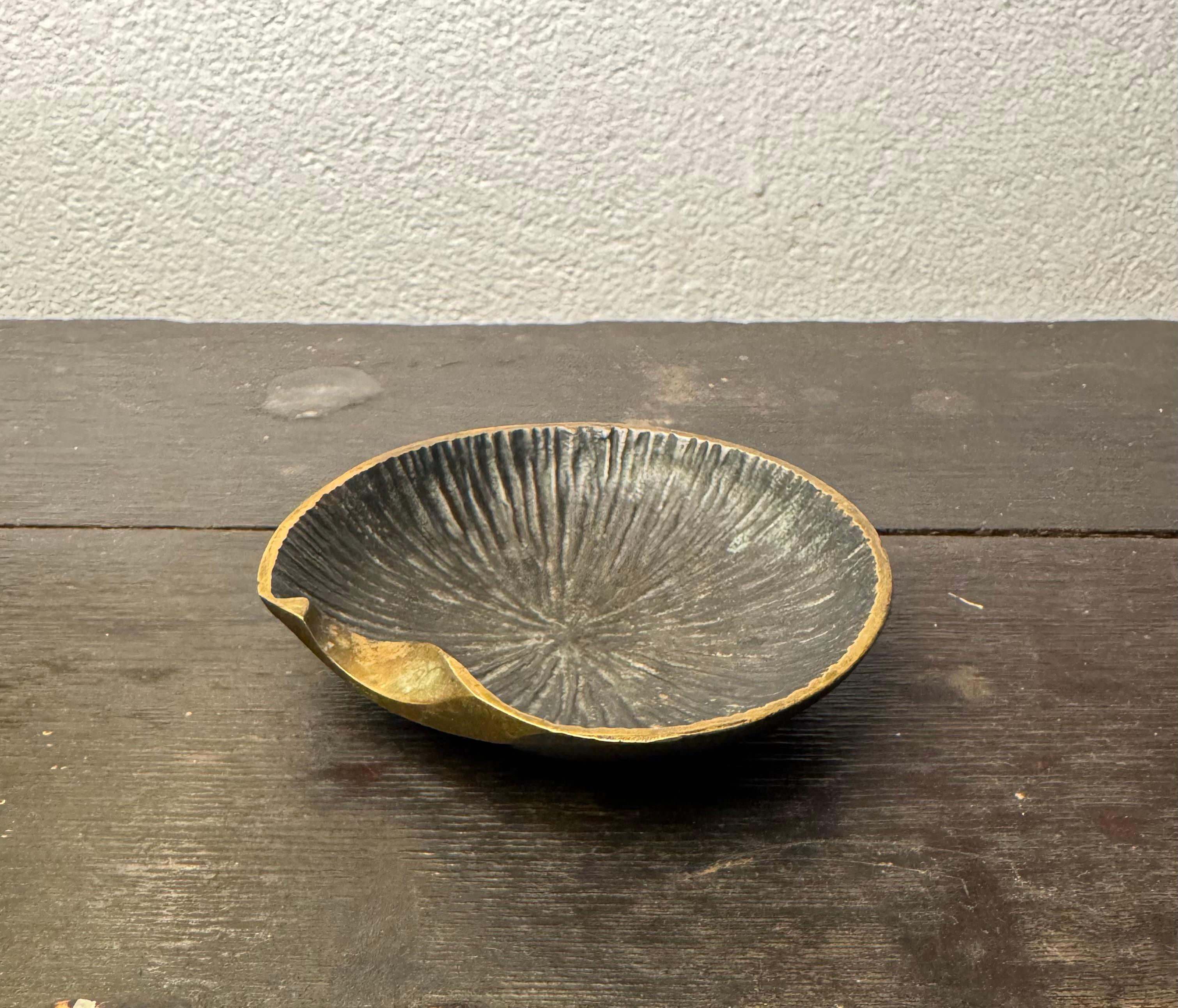 Pequeño cenicero de bronce vide poche atribuido a Walter Bosse siglo XX en venta