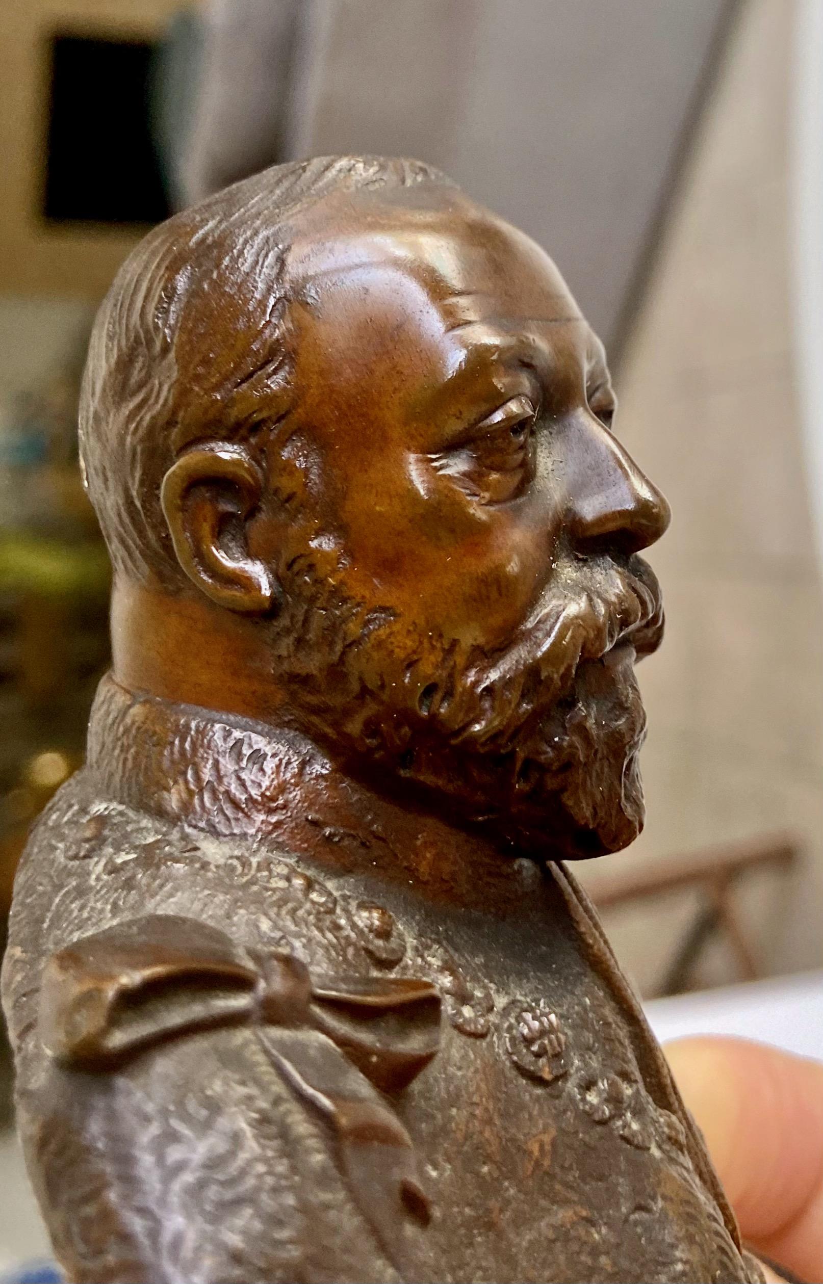 Petit buste du roi Édouard VII en bronze en vente 4