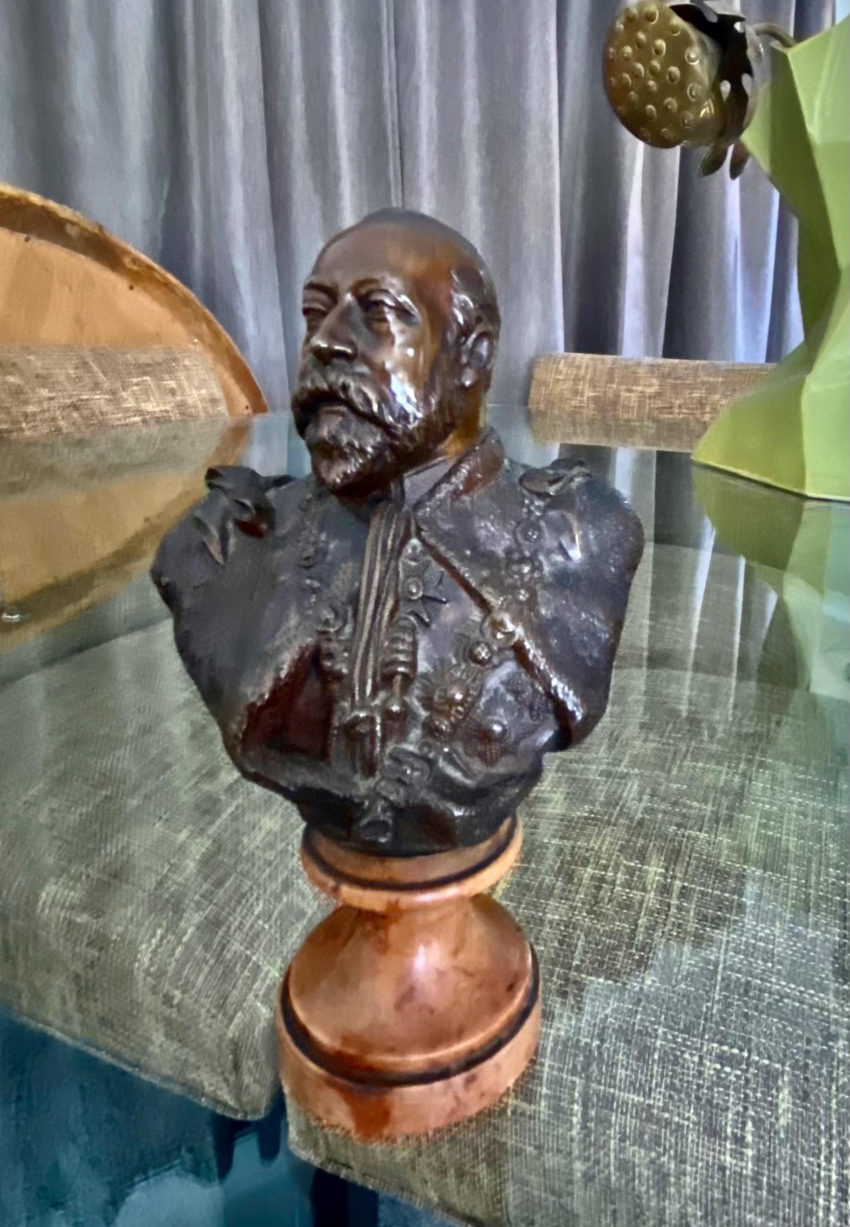 Petit buste du roi Édouard VII en bronze en vente 13