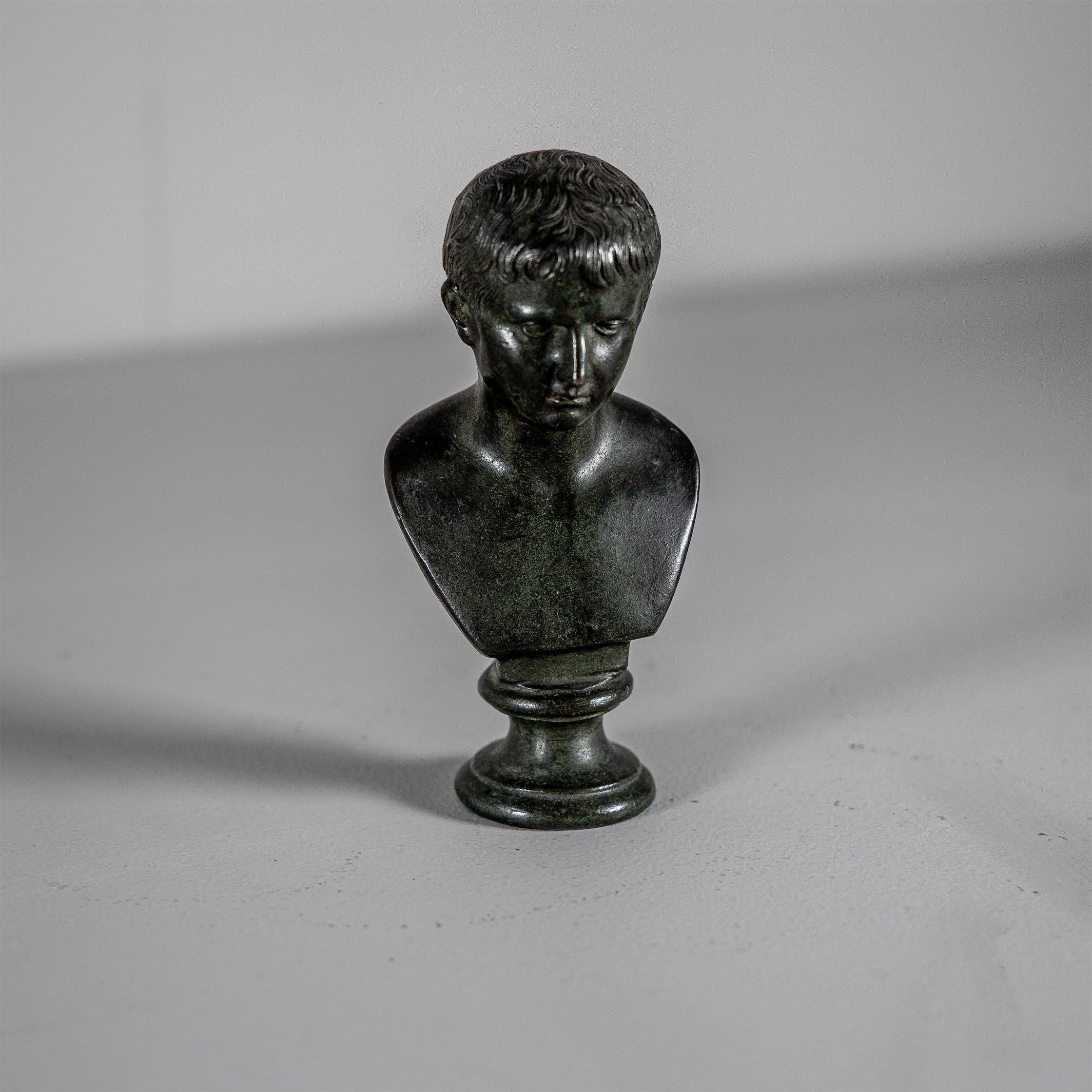Kleine Bronzebüste des jungen Octavian, des späteren Kaisers Augustus und ersten römischen Kaisers.