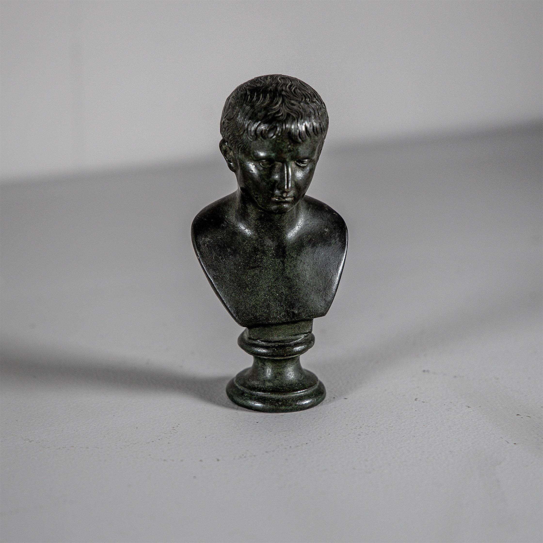 Piccolo busto in bronzo del giovane Ottaviano, poi imperatore Augusto e primo imperatore romano.