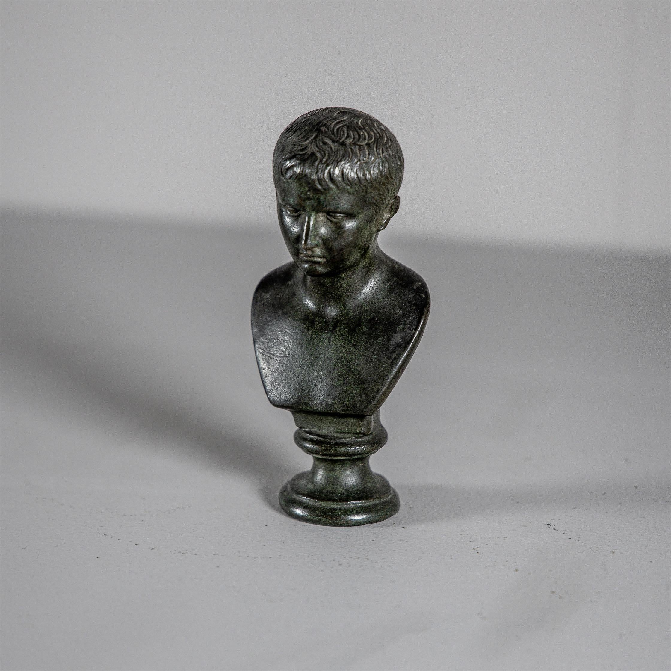 Kleine Bronzebüste des Jungen Octavian aus dem 19. Jahrhundert (Grand Tour) im Angebot