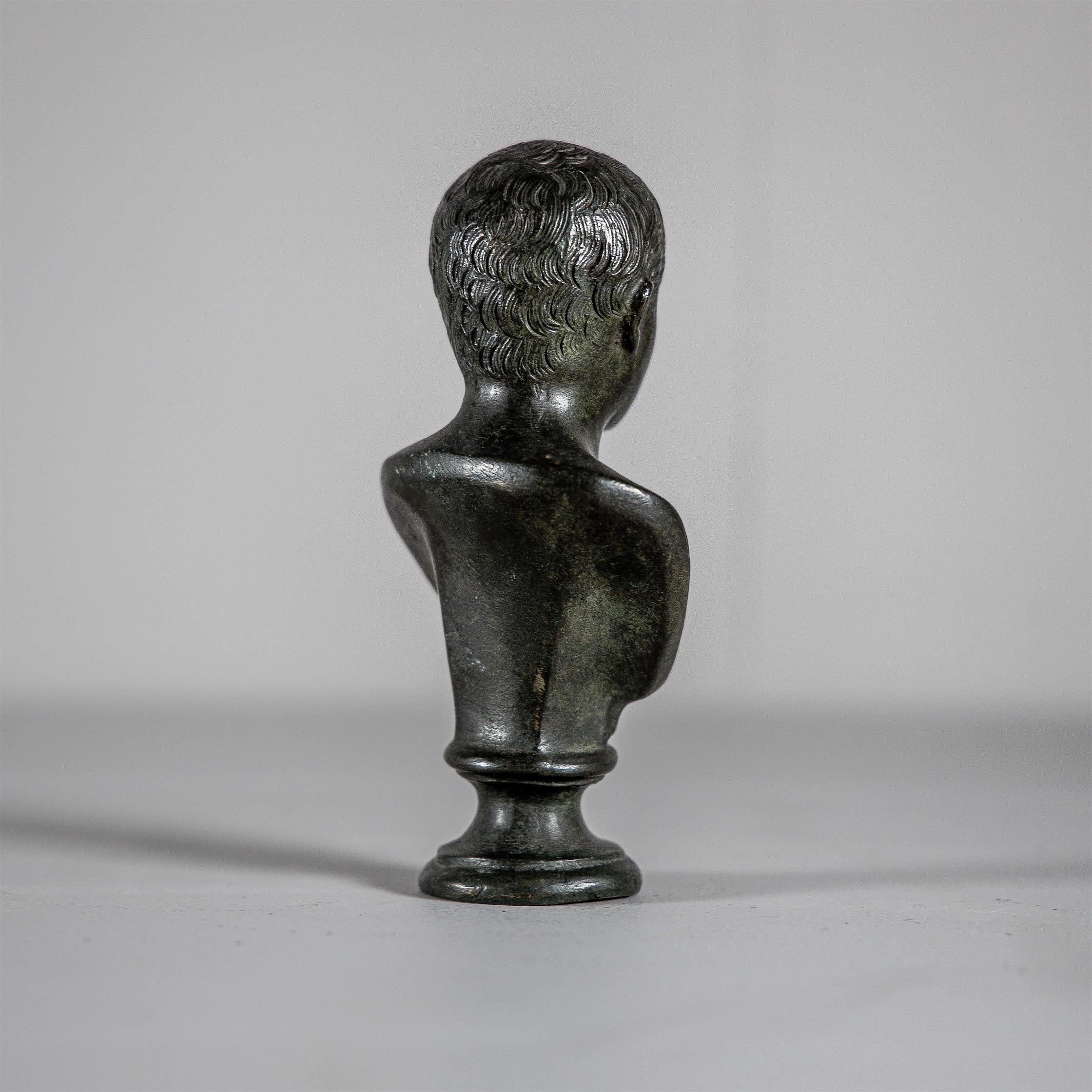 Kleine Bronzebüste des Jungen Octavian aus dem 19. Jahrhundert im Zustand „Gut“ im Angebot in Greding, DE