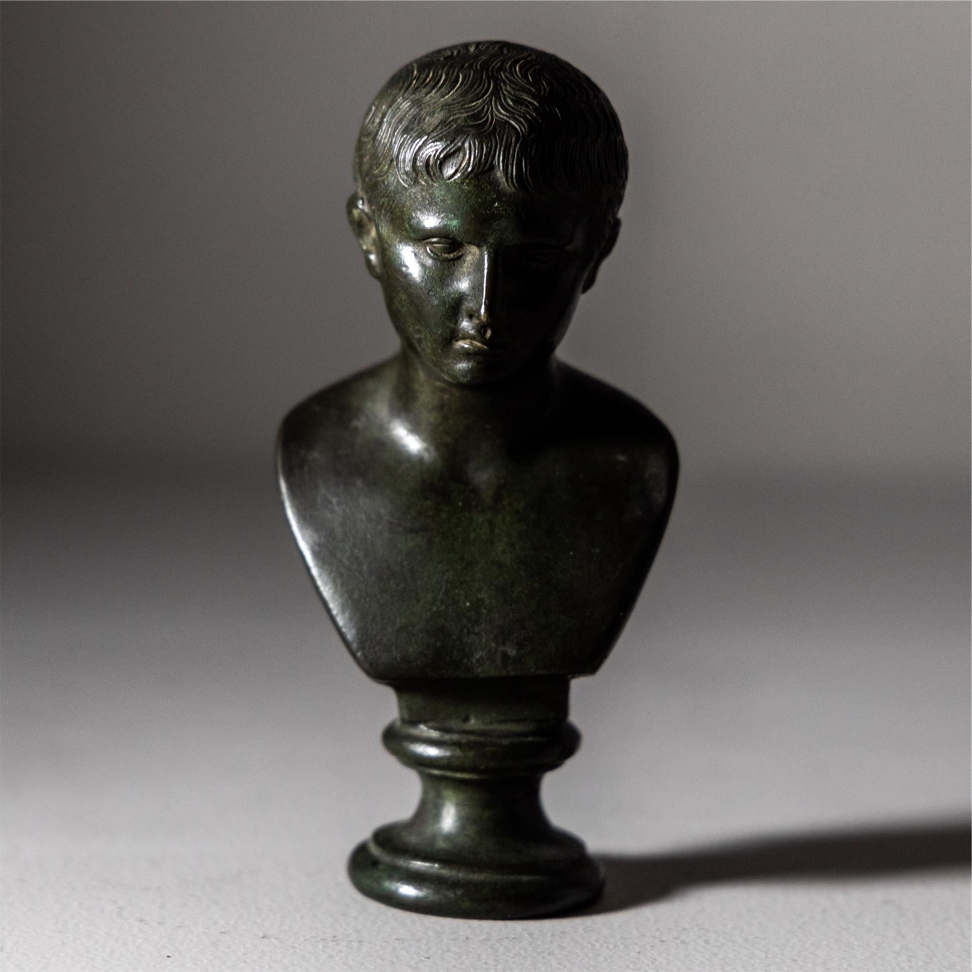 Piccolo busto in bronzo del ragazzo Ottaviano, XIX secolo in vendita 2