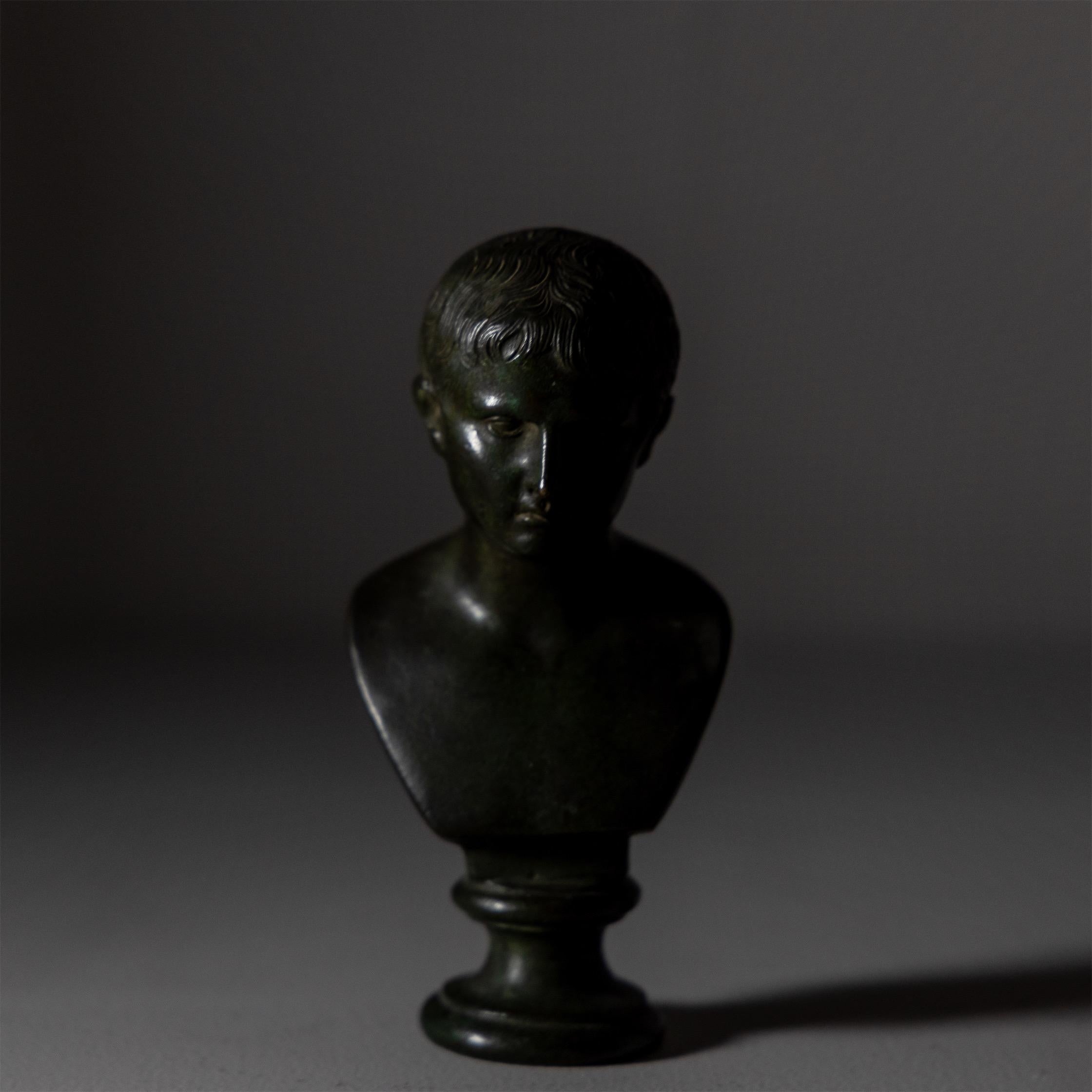 Kleine Bronzebüste des Jungen Octavian aus dem 19. Jahrhundert im Angebot 4