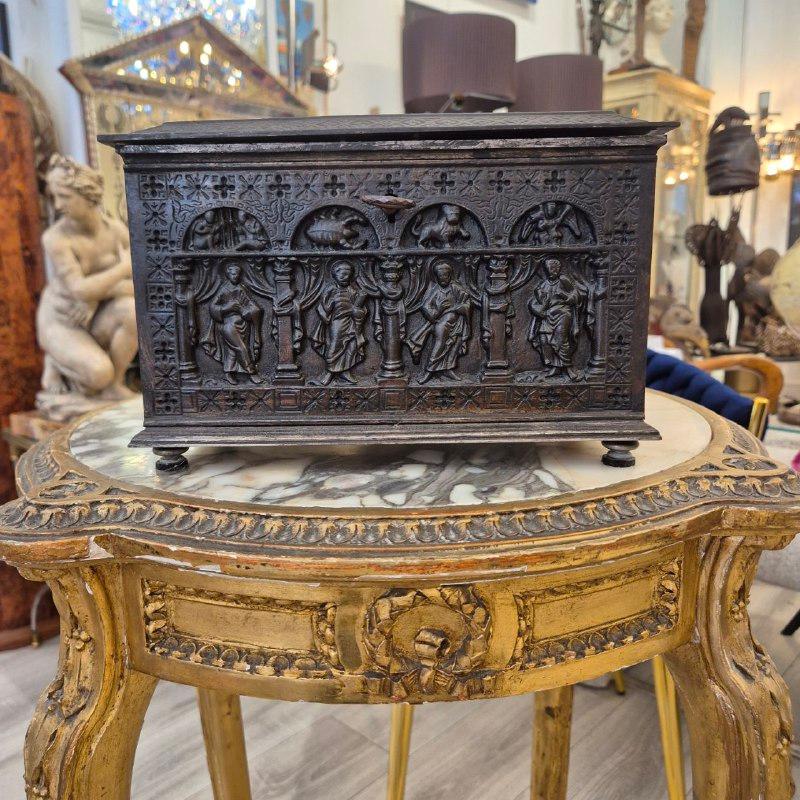 Piccolo scrigno di bronzo, XIX secolo, con i Dodici Apostoli e i segni dello Zodiaco in vendita 2
