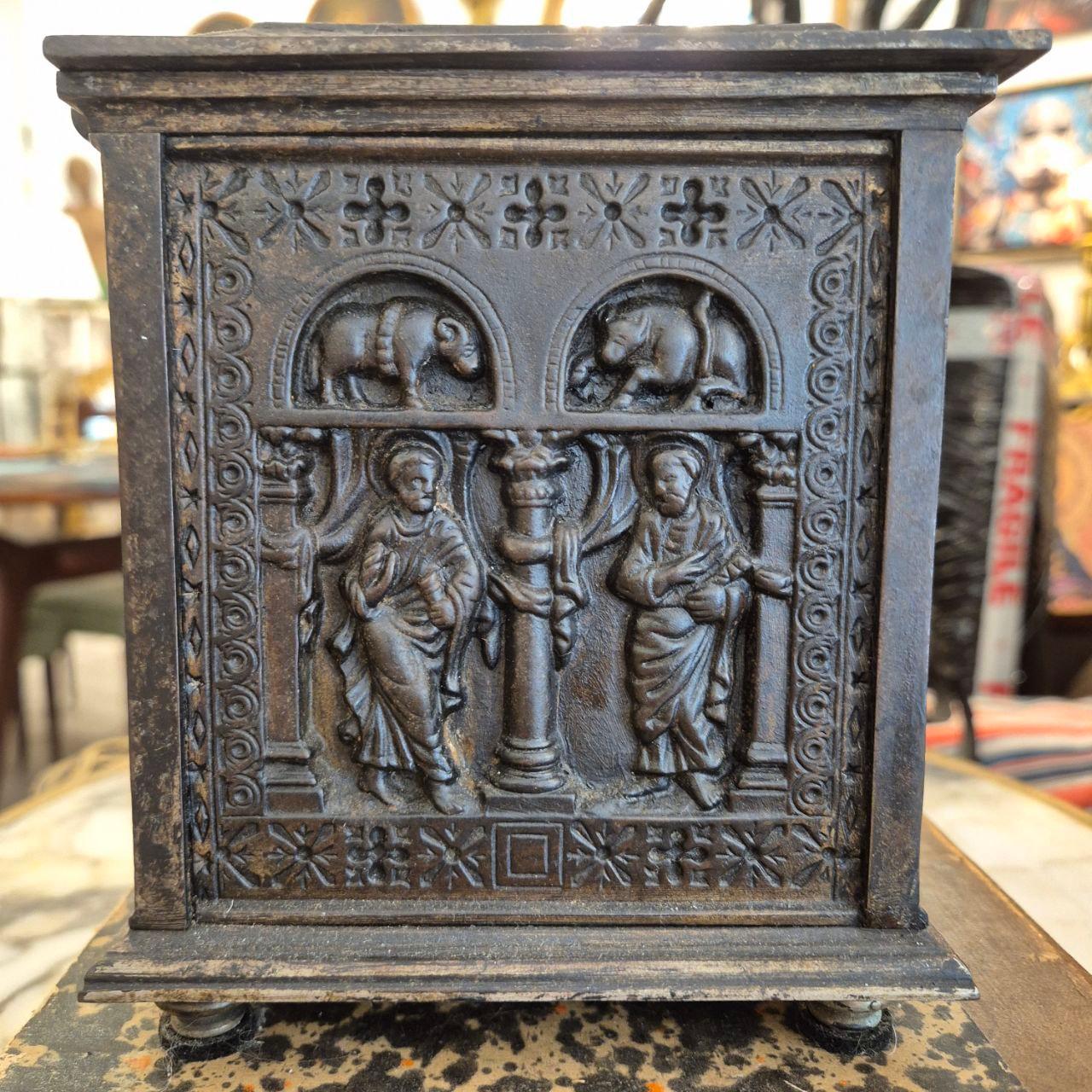 Piccolo scrigno di bronzo, XIX secolo, con i Dodici Apostoli e i segni dello Zodiaco in vendita 4