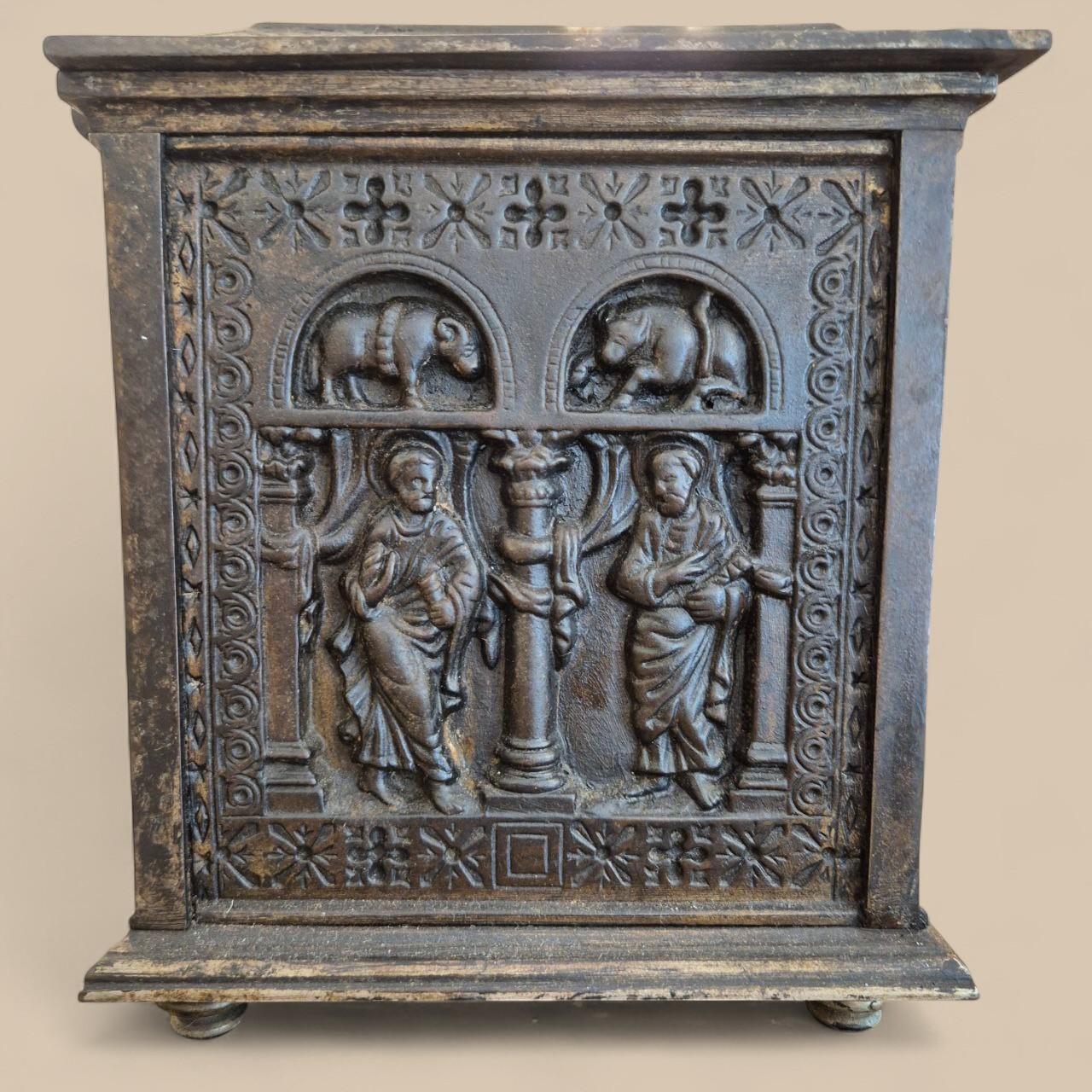 Piccolo scrigno di bronzo, XIX secolo, con i Dodici Apostoli e i segni dello Zodiaco in vendita 7