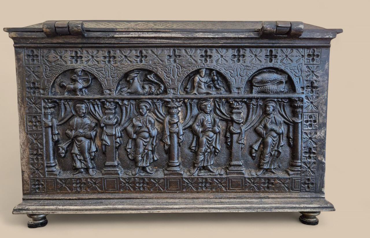 Piccolo scrigno di bronzo, XIX secolo, con i Dodici Apostoli e i segni dello Zodiaco in vendita 8
