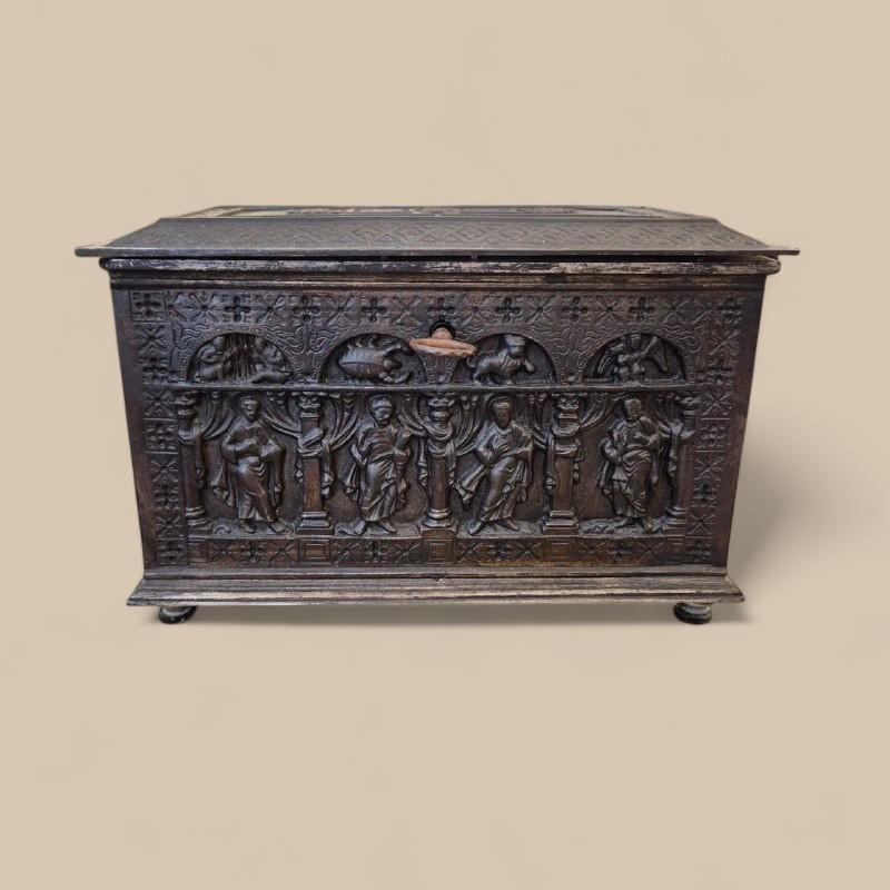 Raro piccolo scrigno in bronzo nichelato, risalente al XIX secolo, decorato con un affascinante programma iconografico: i Dodici Apostoli abbinati ai segni dello Zodiaco. Questa associazione, ricorrente nel Medioevo, riflette una reinterpretazione
