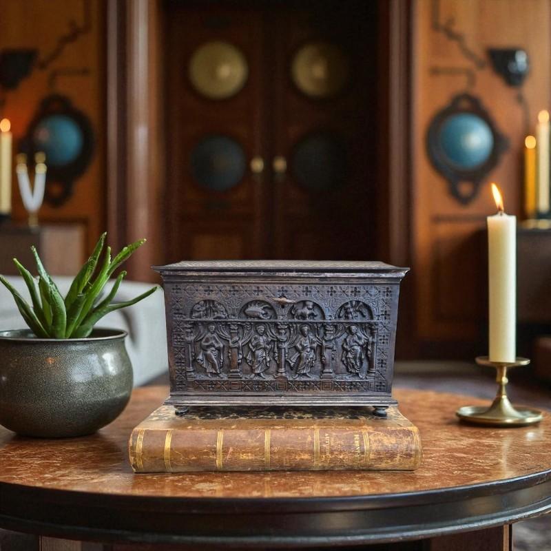 Medievale Piccolo scrigno di bronzo, XIX secolo, con i Dodici Apostoli e i segni dello Zodiaco in vendita