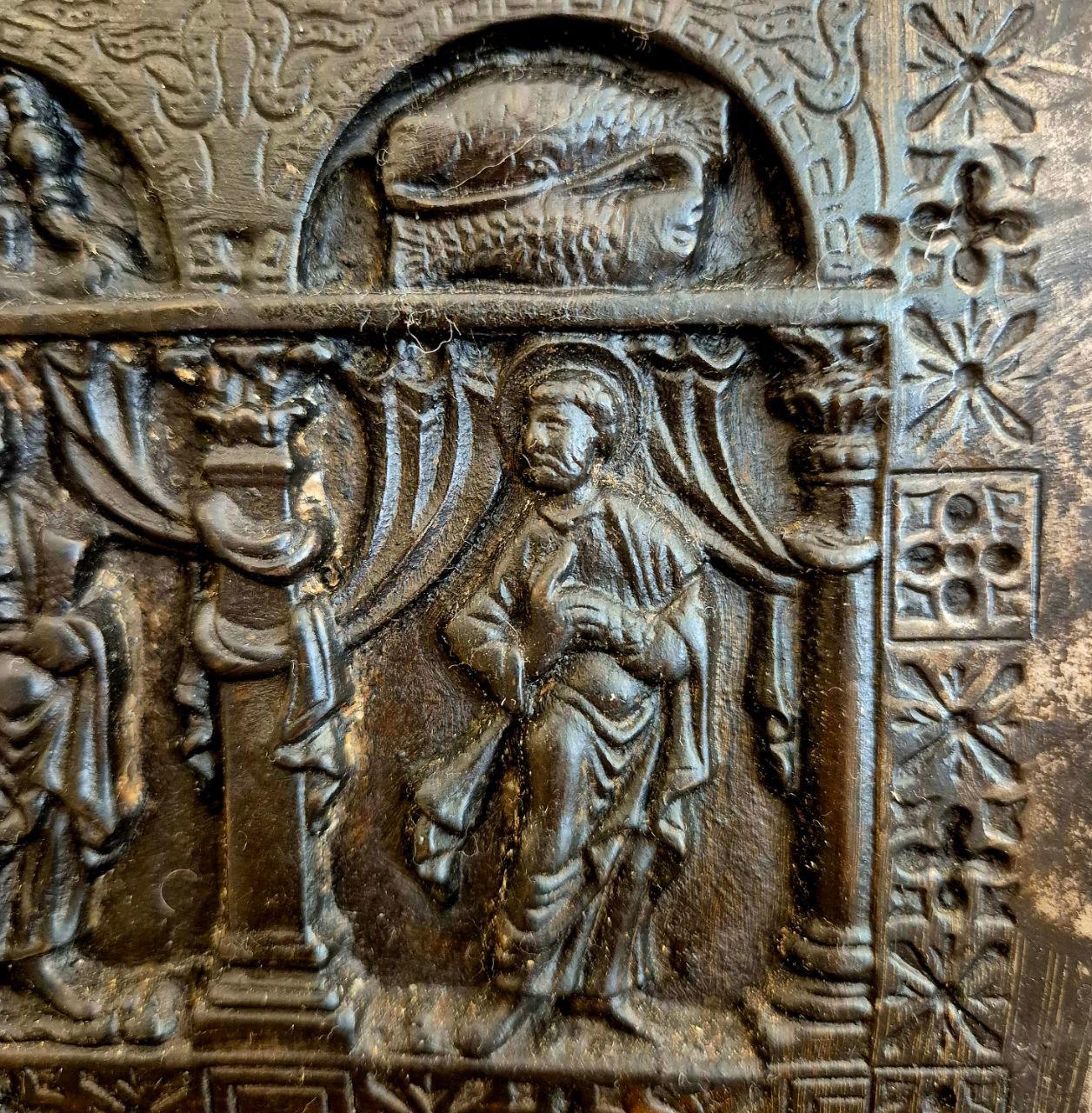 Placcato Piccolo scrigno di bronzo, XIX secolo, con i Dodici Apostoli e i segni dello Zodiaco in vendita