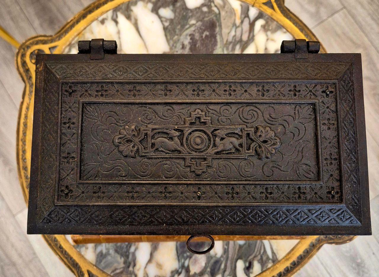Piccolo scrigno di bronzo, XIX secolo, con i Dodici Apostoli e i segni dello Zodiaco In condizioni buone in vendita a NICE, FR