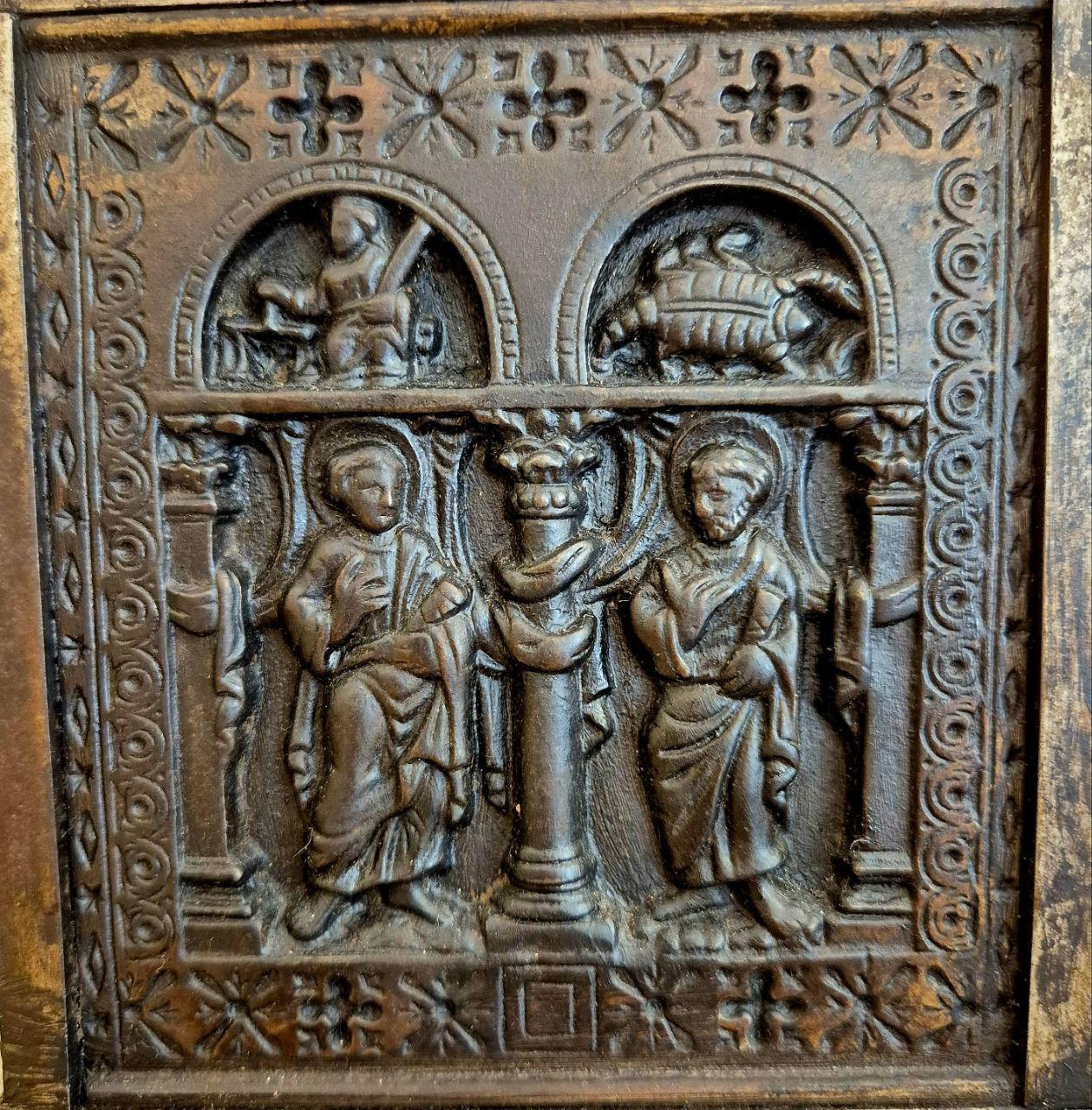 Bronzo Piccolo scrigno di bronzo, XIX secolo, con i Dodici Apostoli e i segni dello Zodiaco in vendita