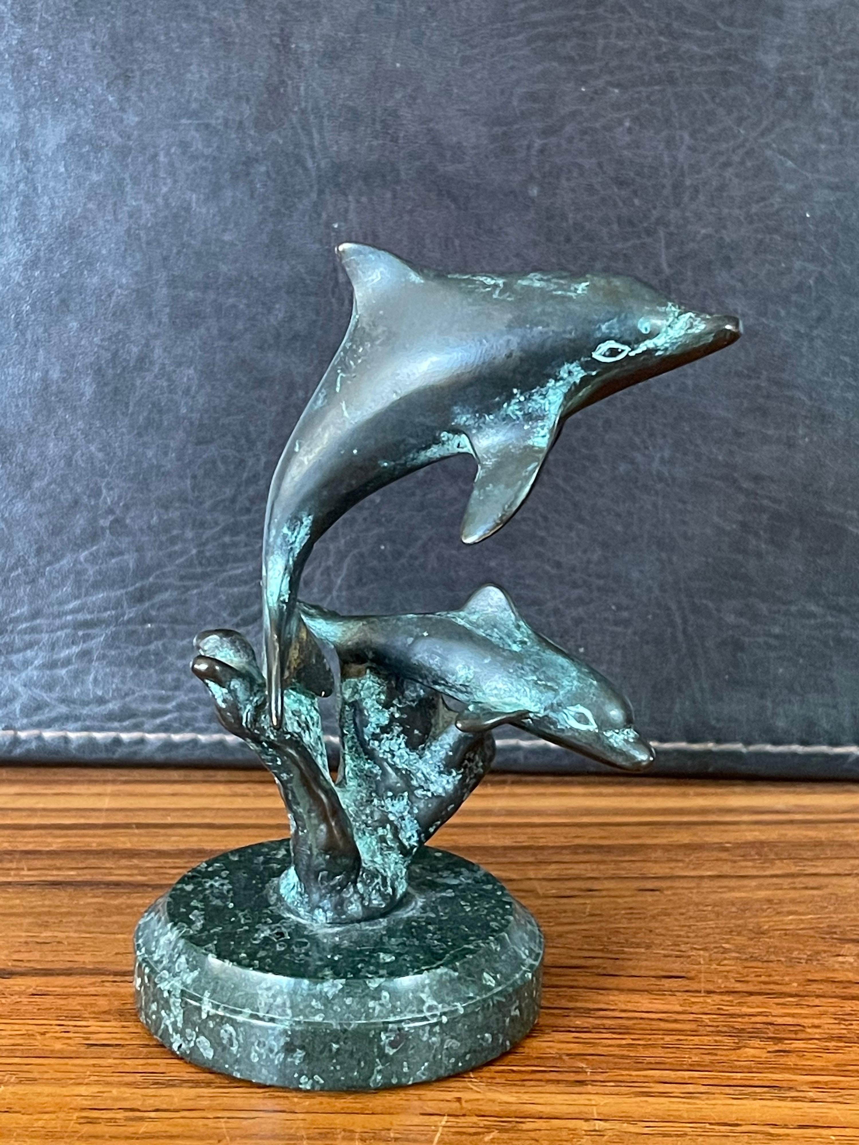 Une jolie petite sculpture de dauphins en bronze sur une base en marbre vert, vers les années 1990. La pièce a une magnifique patine et mesure 4 