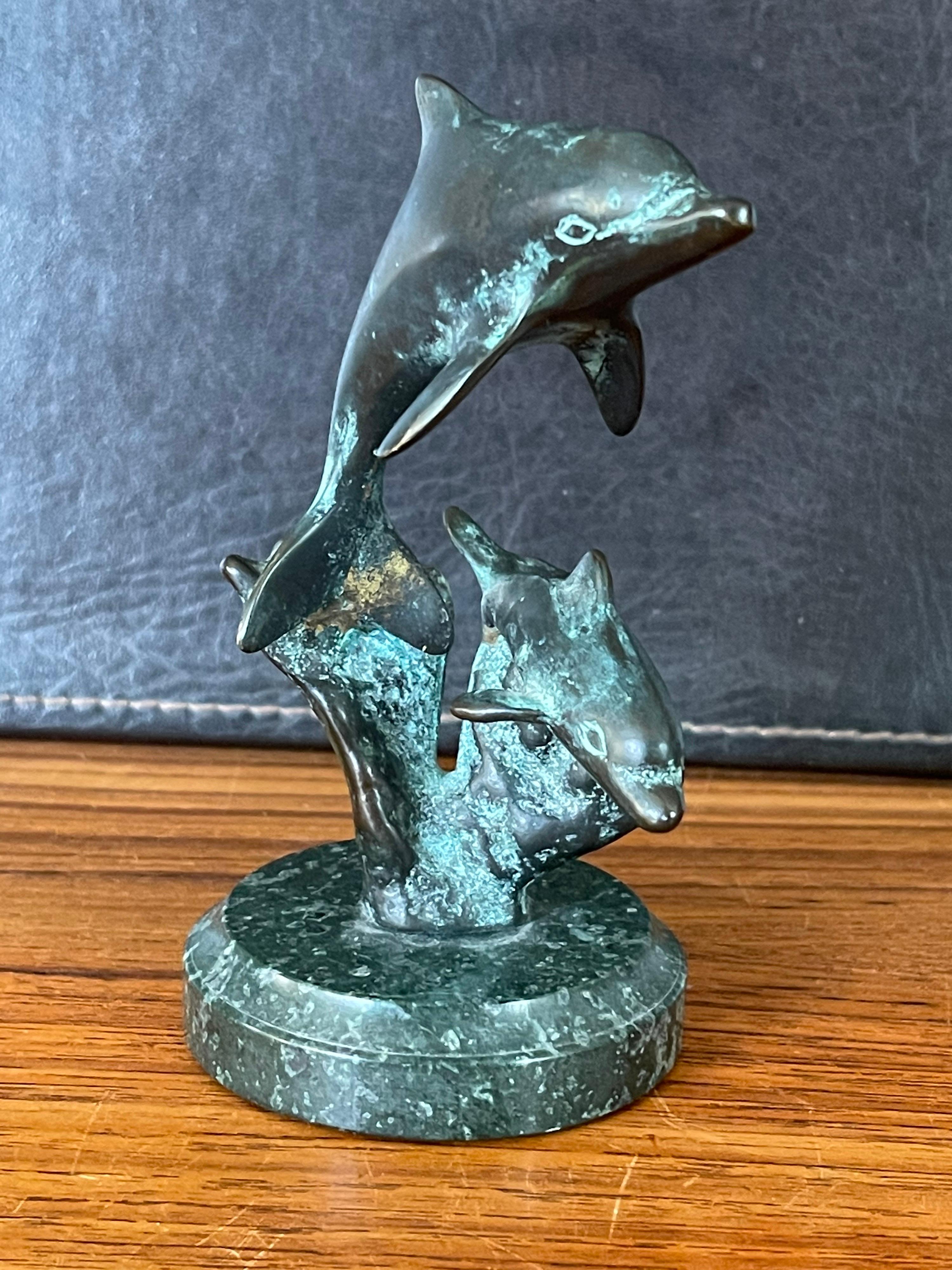 Japonais Petite sculpture de dauphins en bronze sur socle en marbre en vente