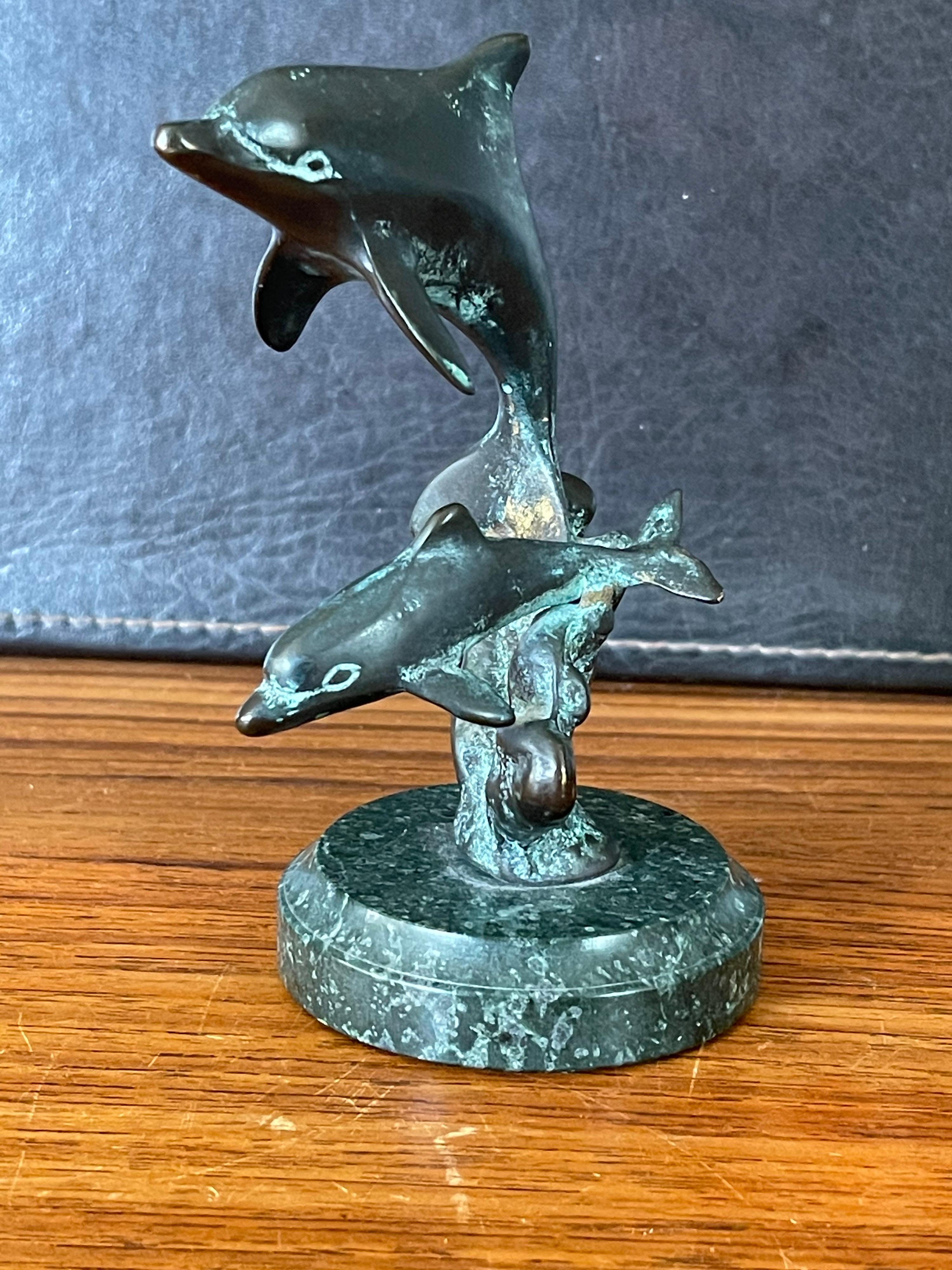 Petite sculpture de dauphins en bronze sur socle en marbre Bon état - En vente à San Diego, CA