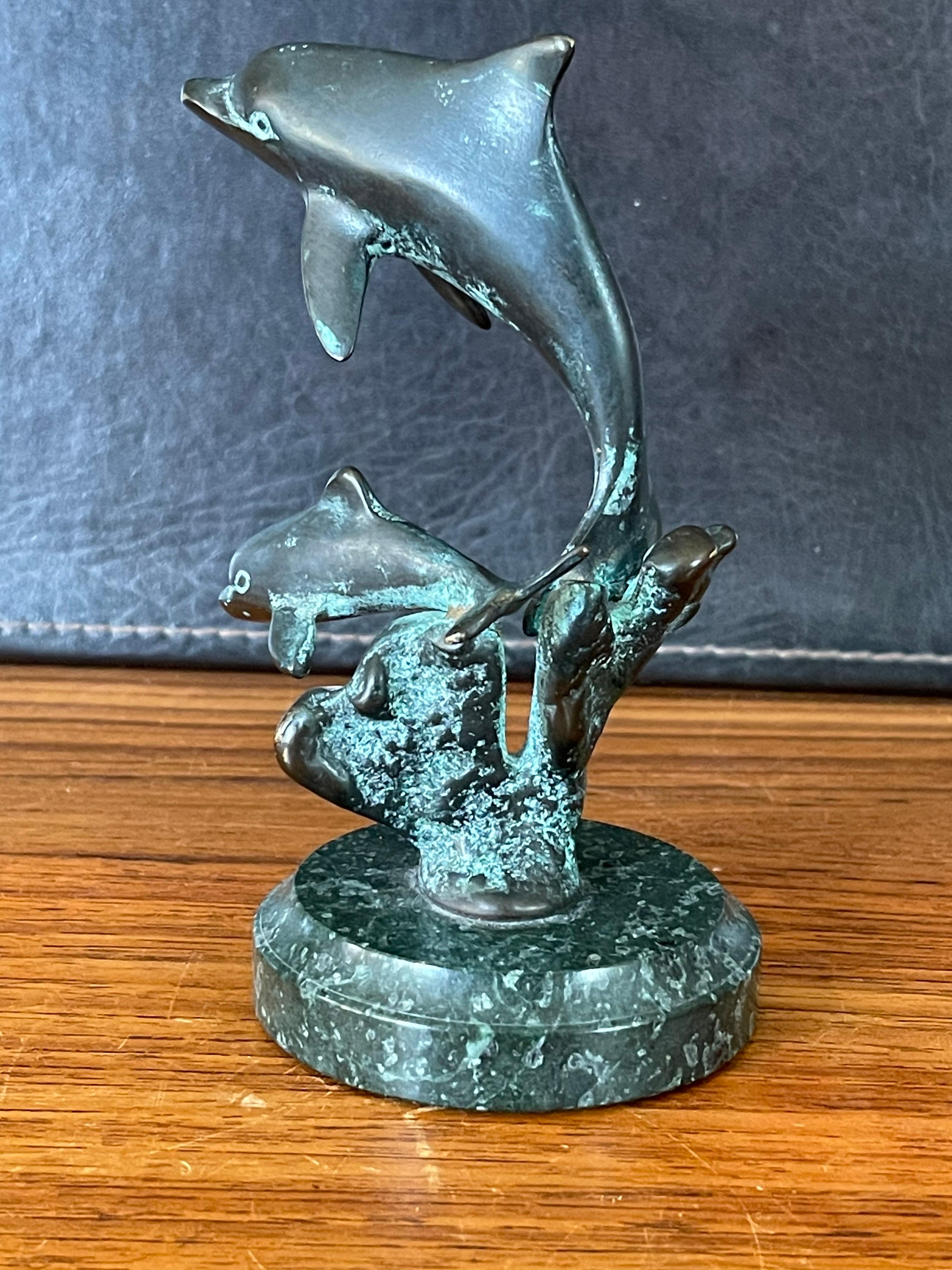 20ième siècle Petite sculpture de dauphins en bronze sur socle en marbre en vente