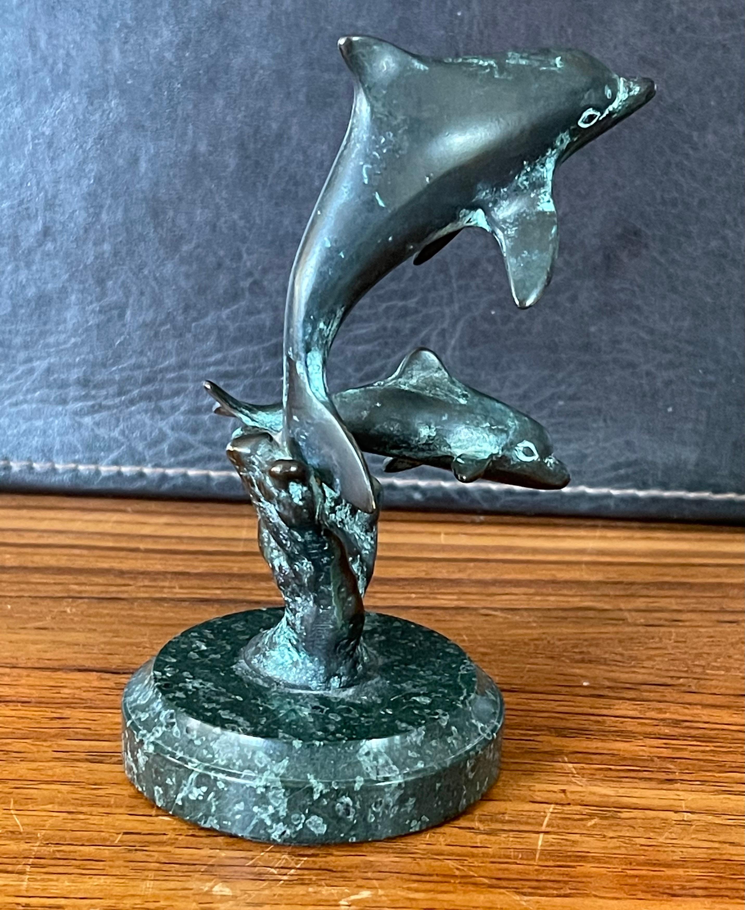 Petite sculpture de dauphins en bronze sur socle en marbre en vente 1