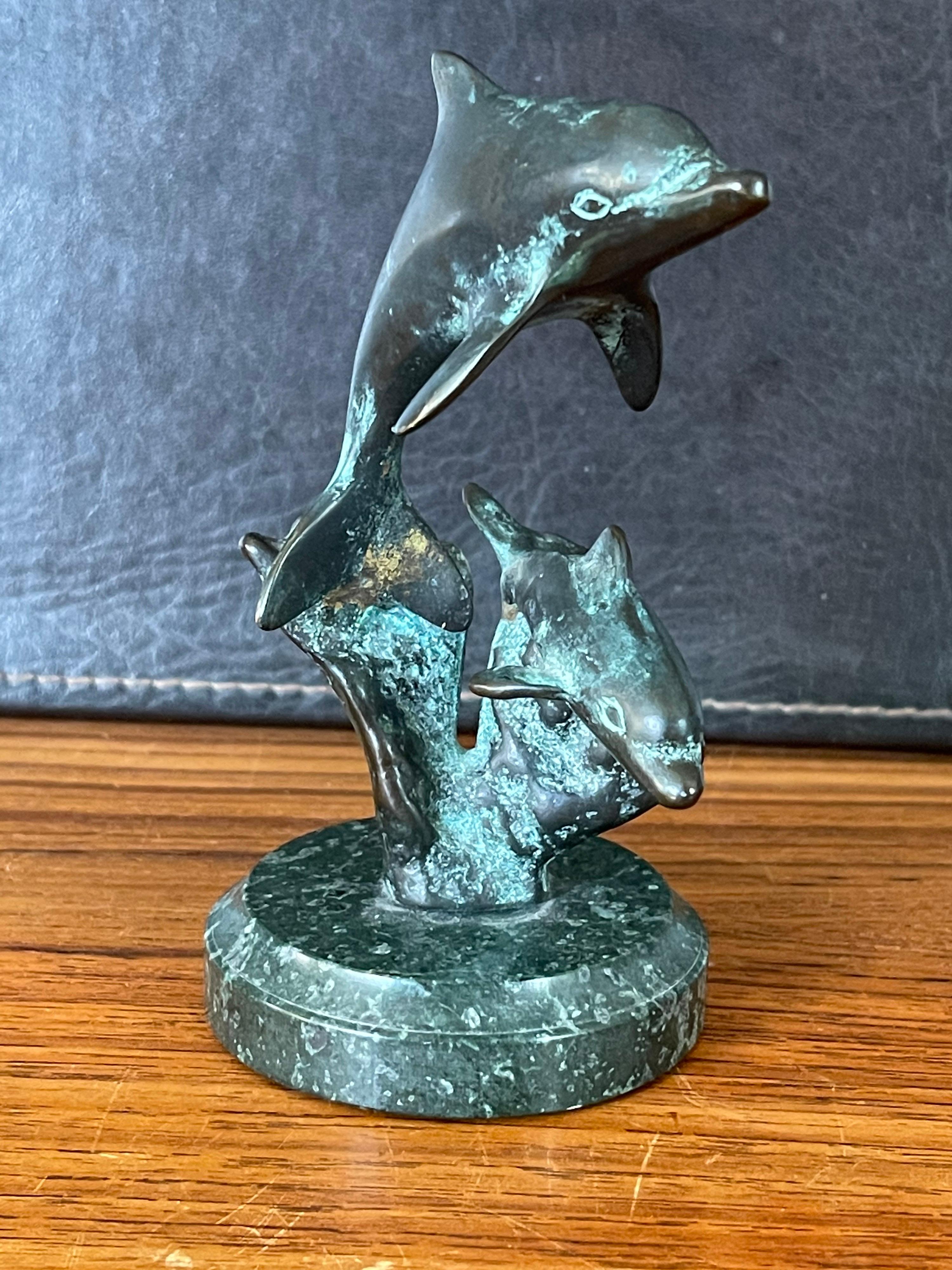 Petite sculpture de dauphins en bronze sur socle en marbre en vente 2