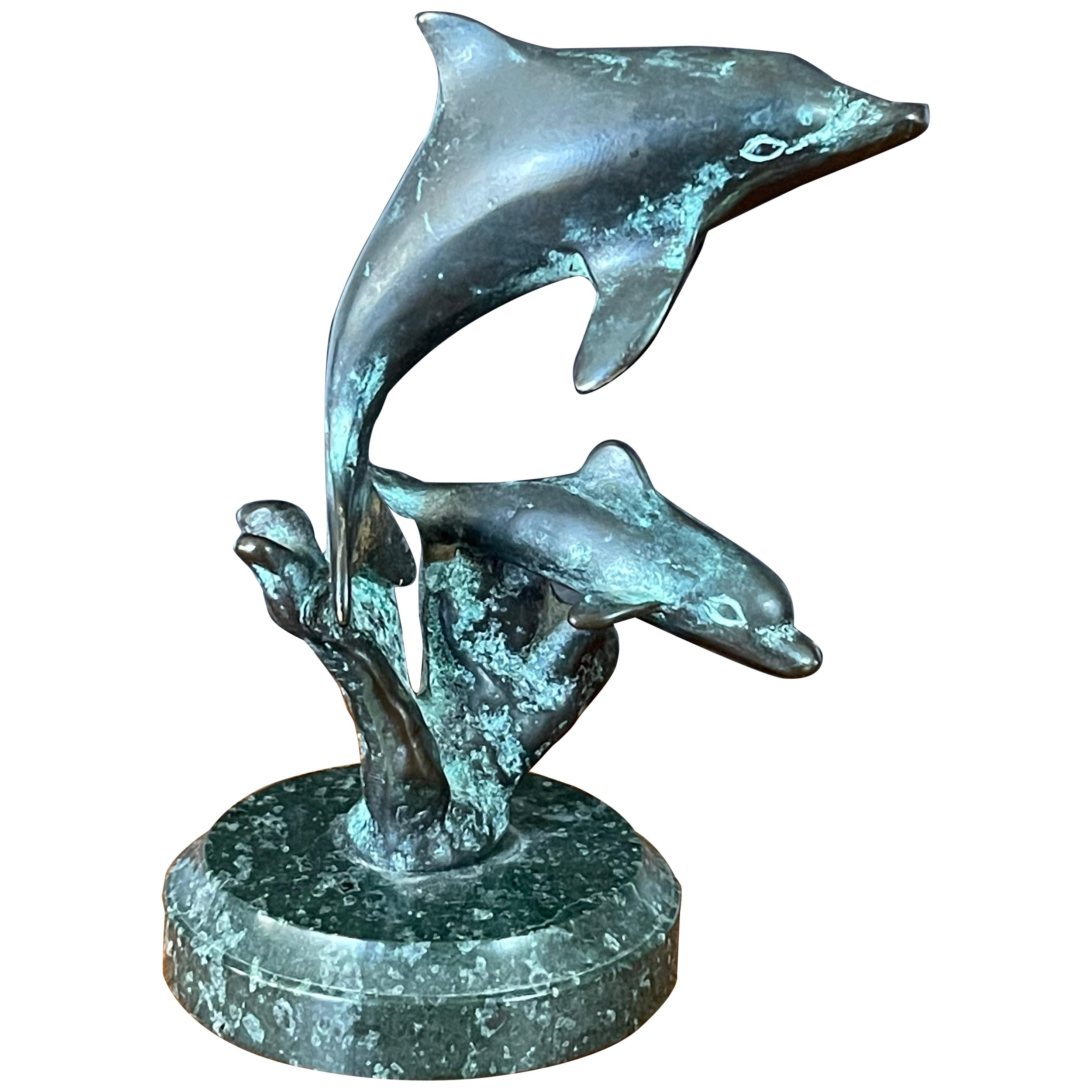 Petite sculpture de dauphins en bronze sur socle en marbre