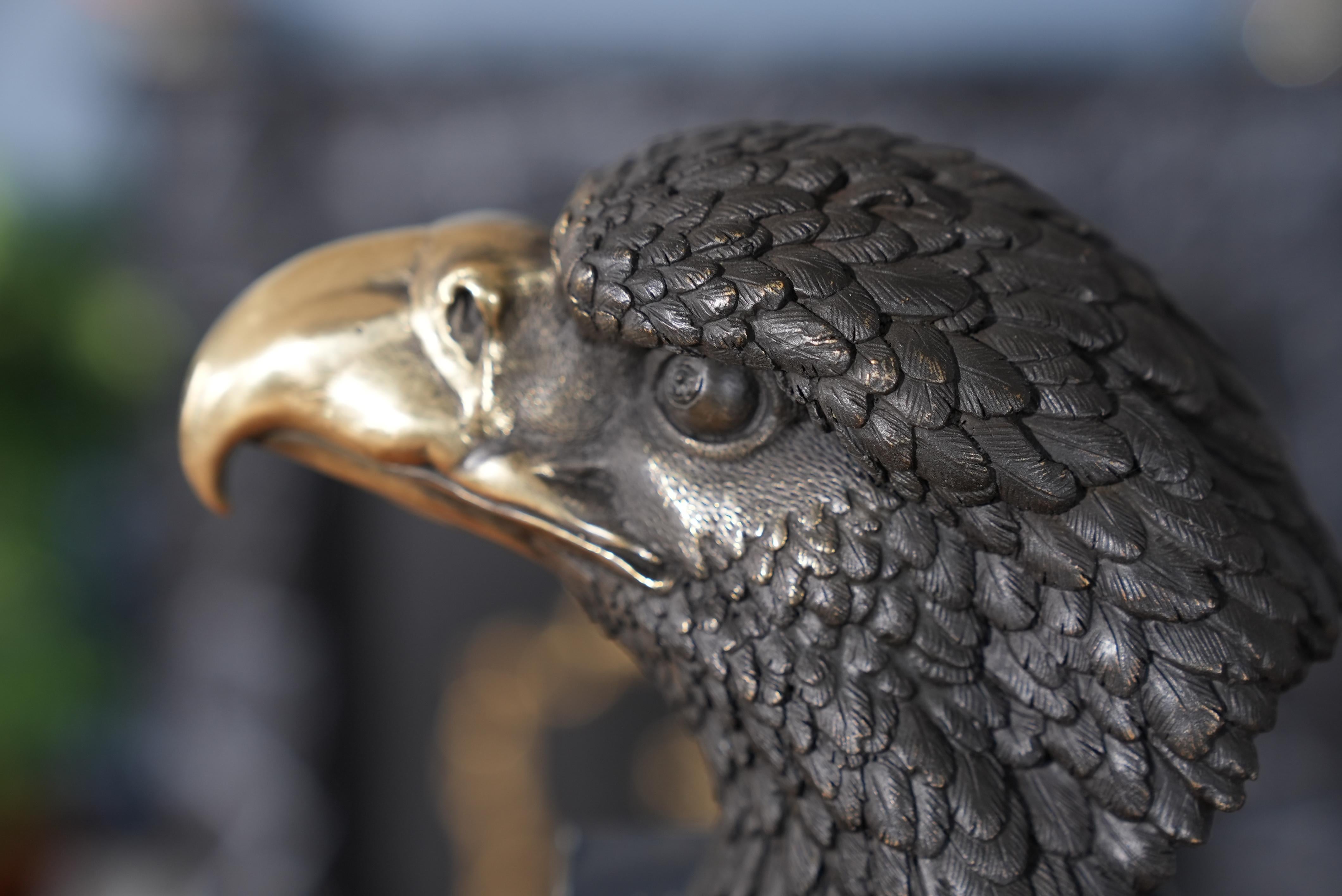 Kleine Bronze- Adlerbüste auf Marmorsockel (Handgefertigt) im Angebot