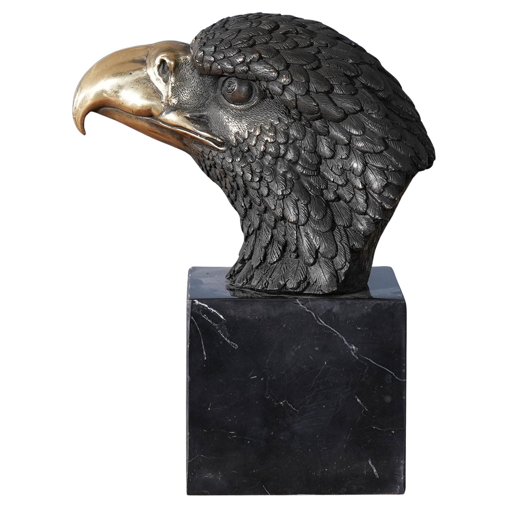 Petit buste d'aigle en bronze sur base en marbre en vente