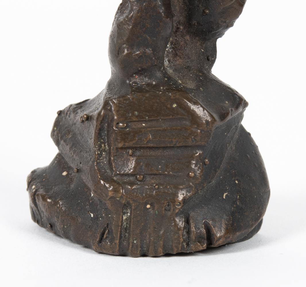 Petite sculpture abstraite figurative en bronze en vente 3