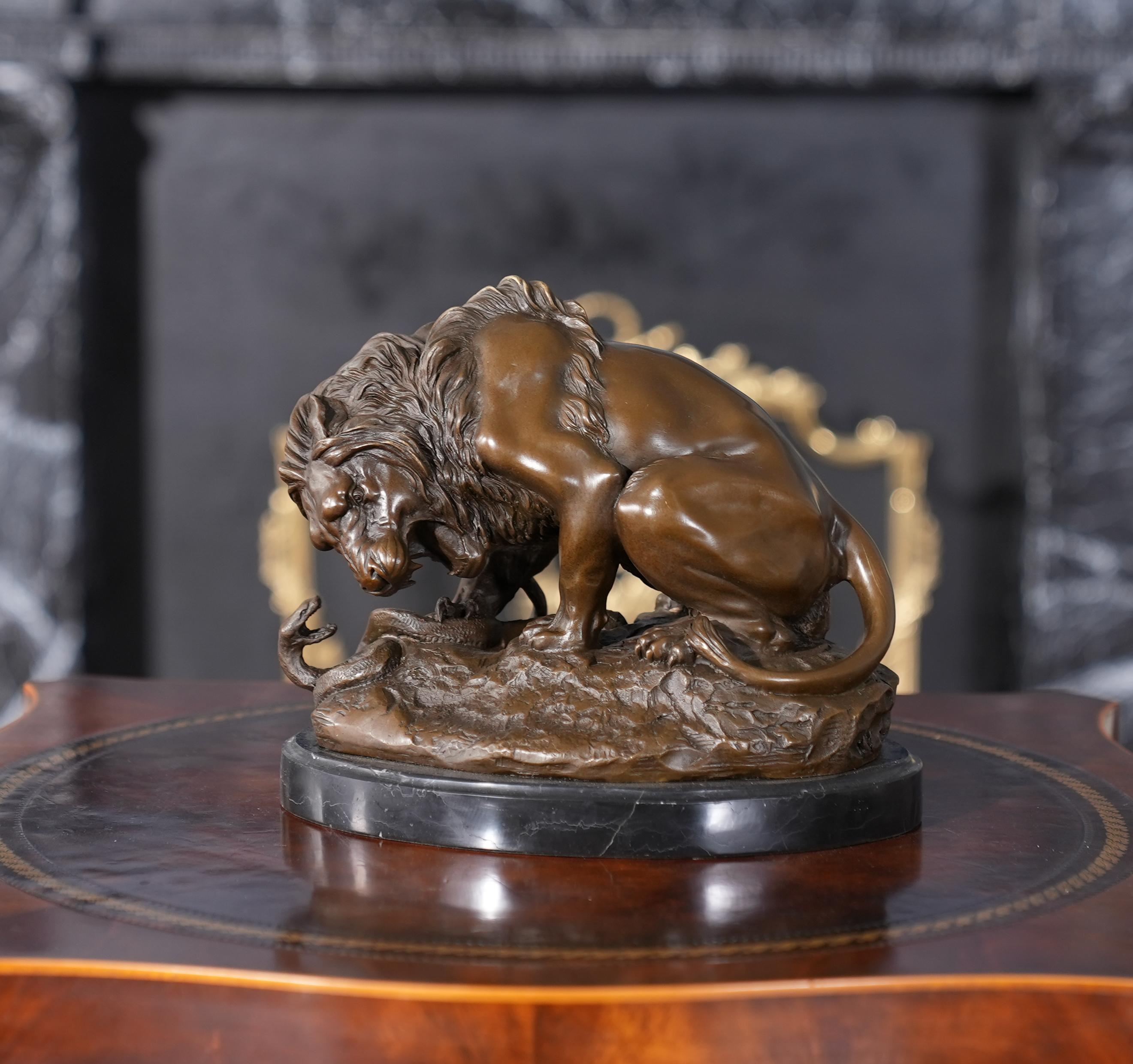 Der kleine bronzene Löwe mit Schlange auf einem Marmorsockel ist selbst im Stillstand anmutig und passt in jede Umgebung. Der Löwe und die Schlange aus Bronze werden im traditionellen Wachsausschmelzverfahren in Einzelteilen gegossen und dann durch