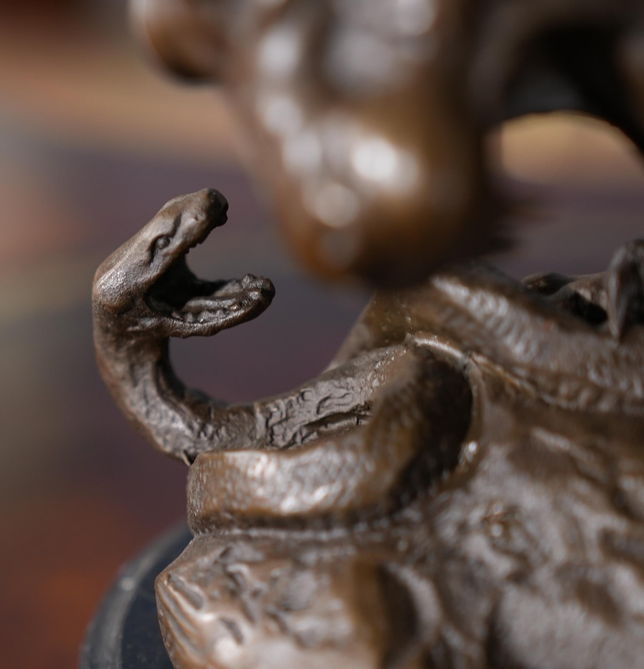 XXIe siècle et contemporain Petit lion et serpent en bronze sur socle en marbre  en vente