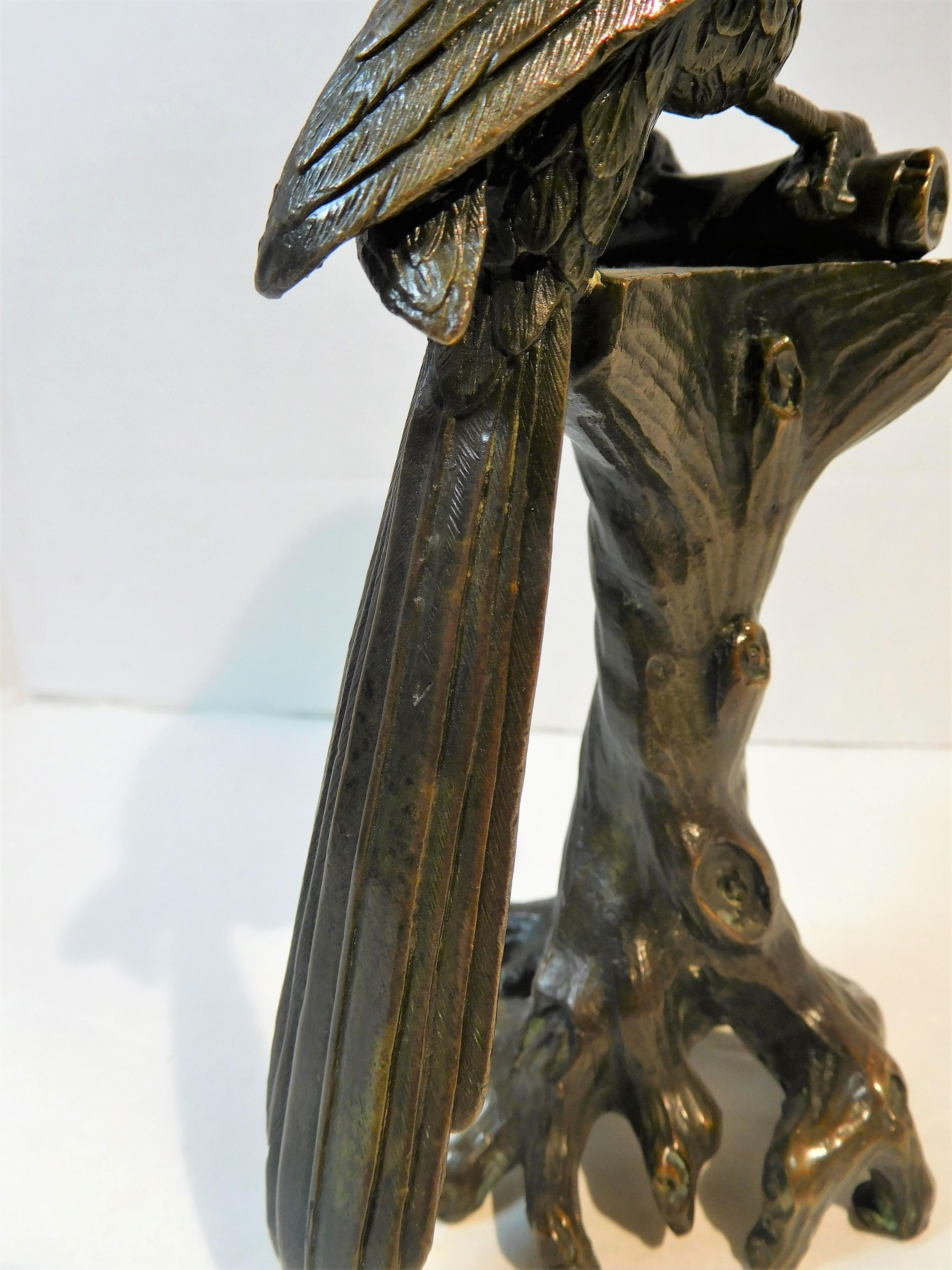 Kleine Papagei-Skulptur aus Bronze auf einer Baumskulptur, Österreich, um 1925 3